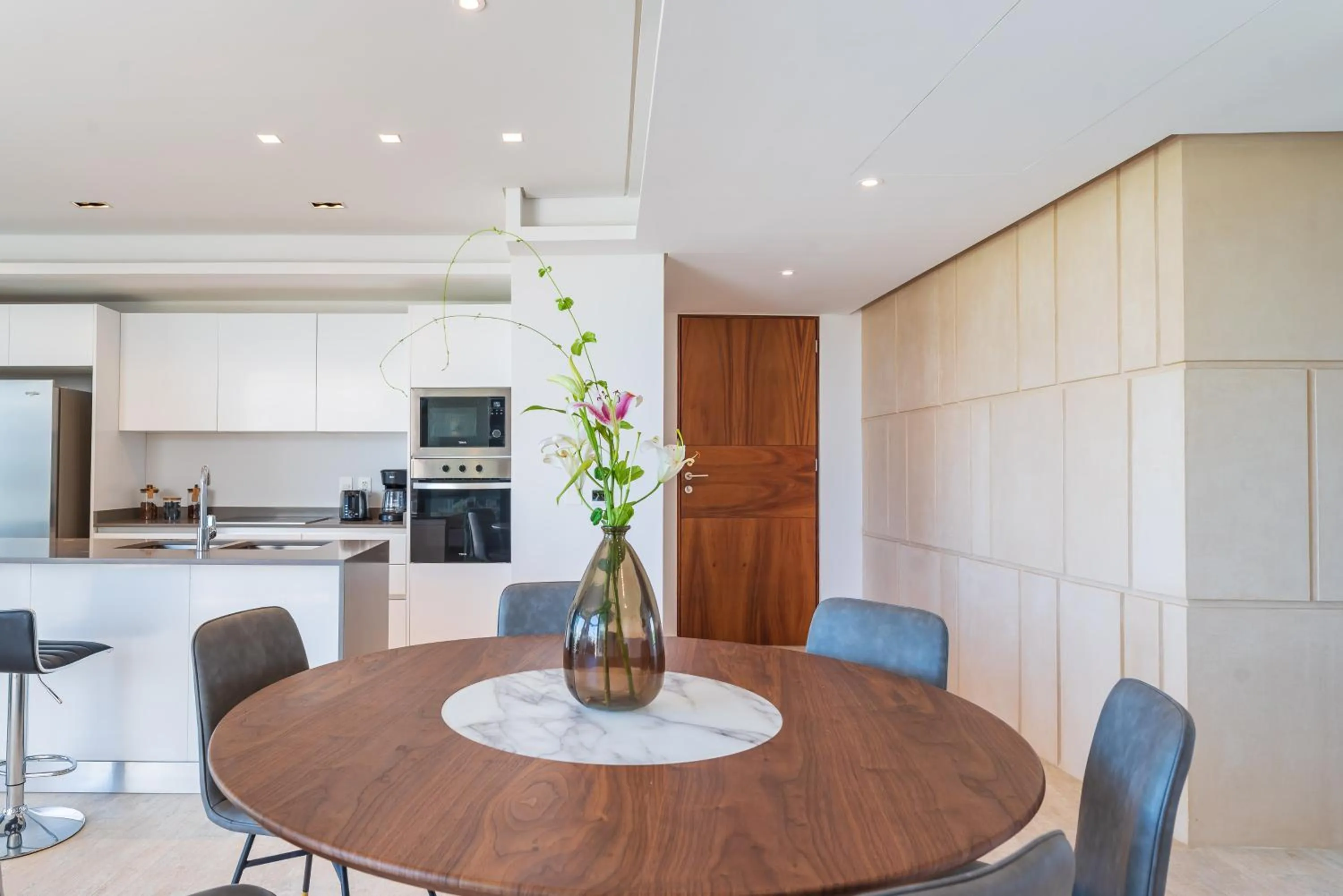 Dining area in Central Park Lagunas by Sandy Powerful