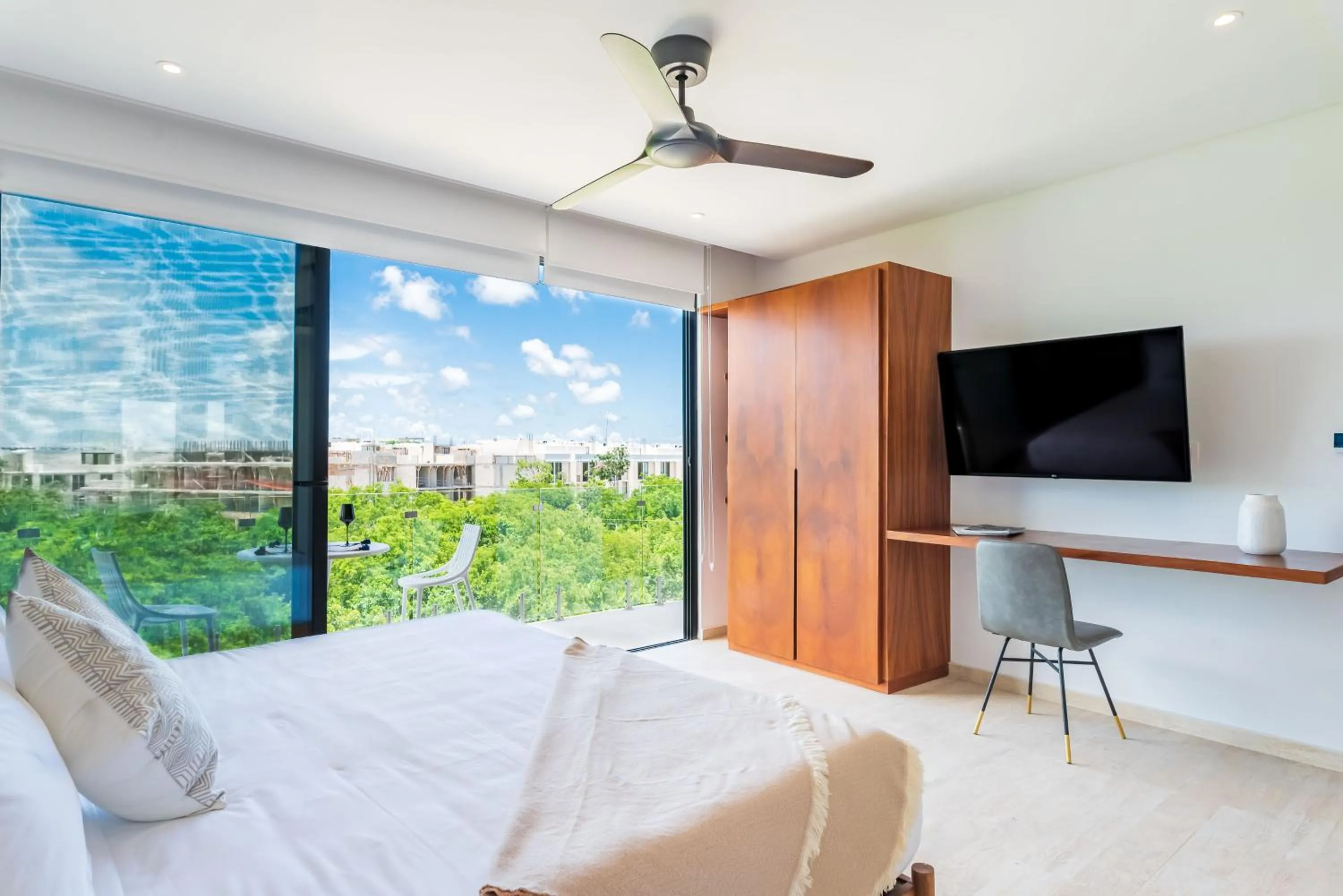 Bedroom, Bed in Central Park Lagunas by Sandy Powerful