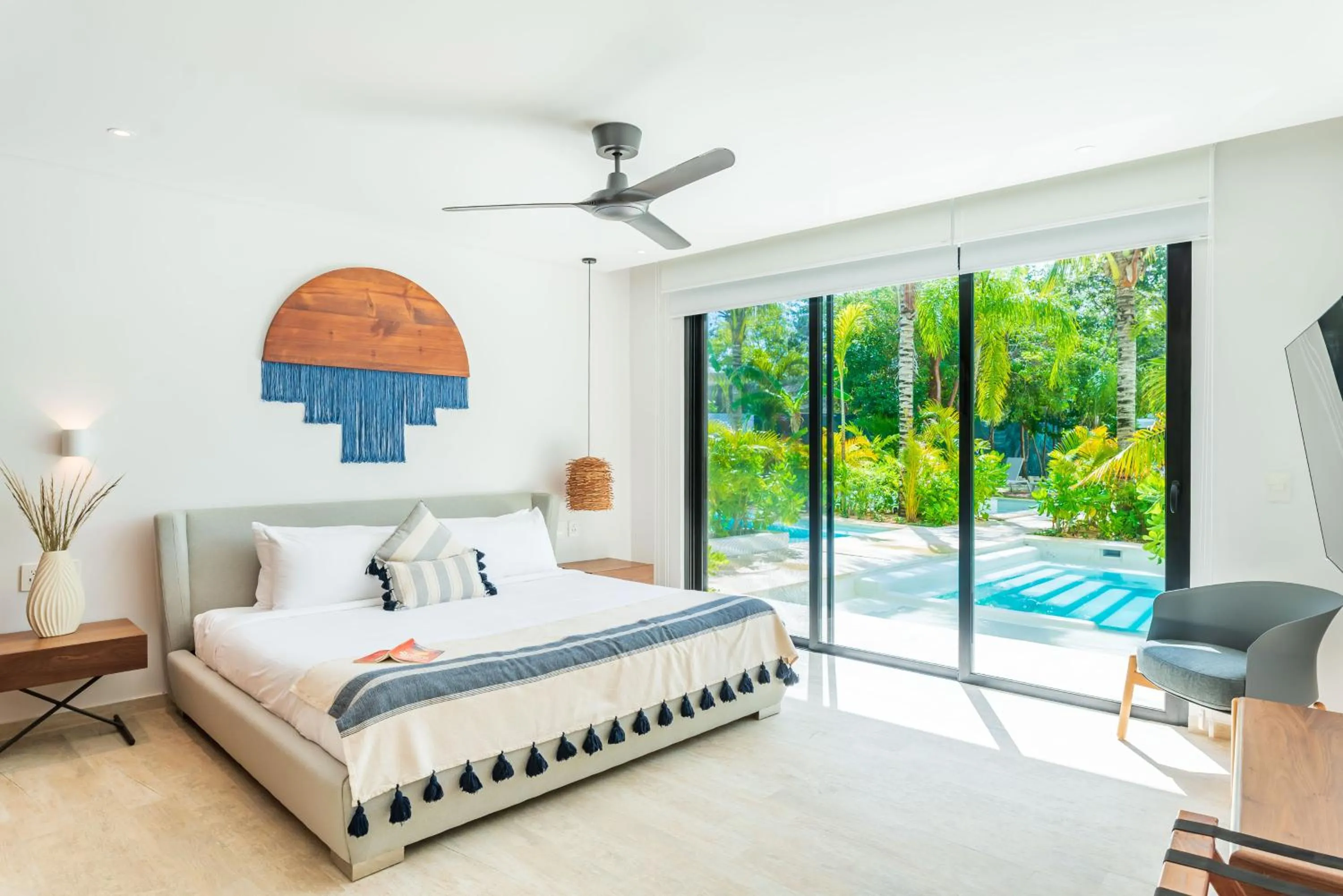 Bedroom, Bed in Central Park Lagunas by Sandy Powerful