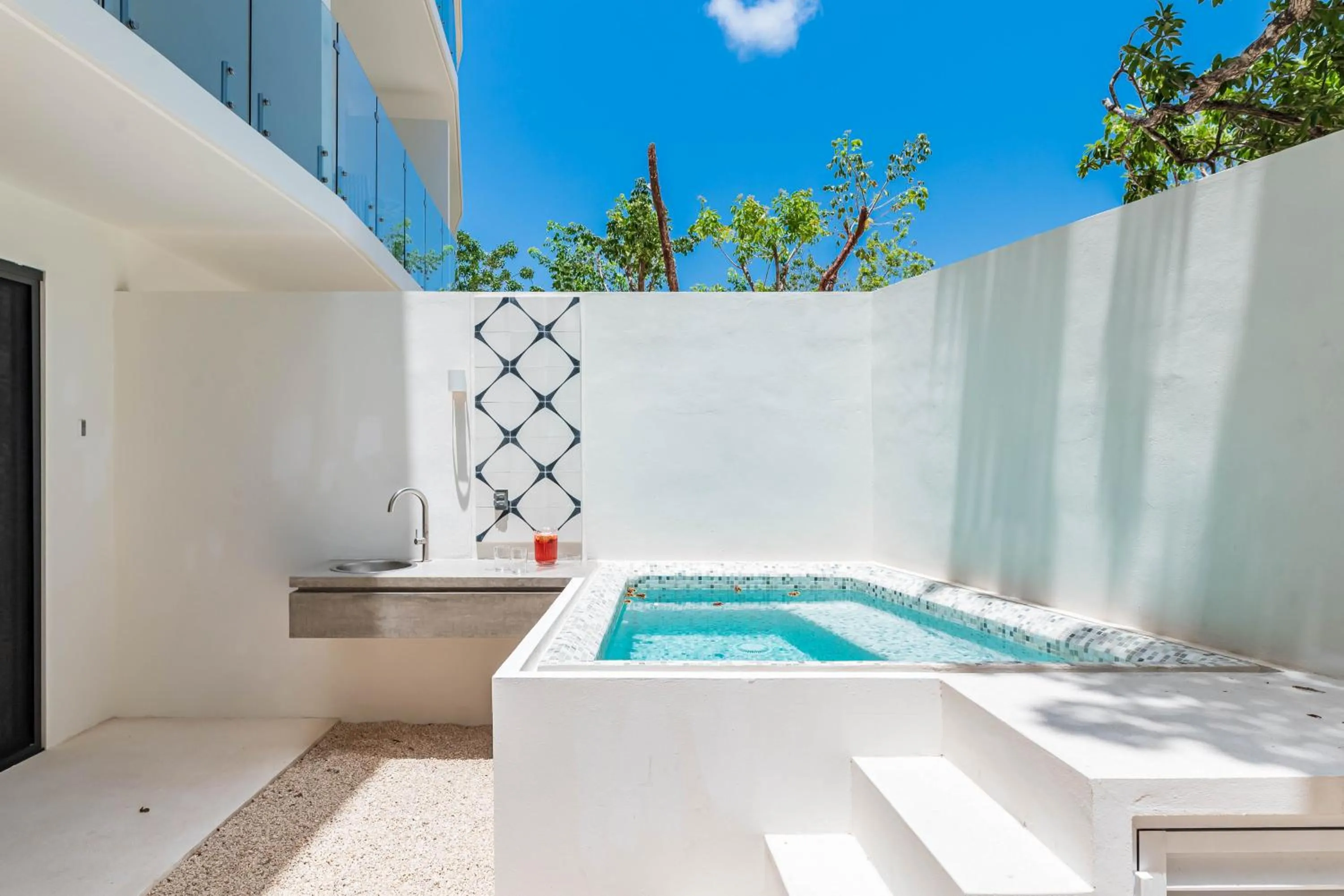 Swimming pool in Central Park Lagunas by Sandy Powerful