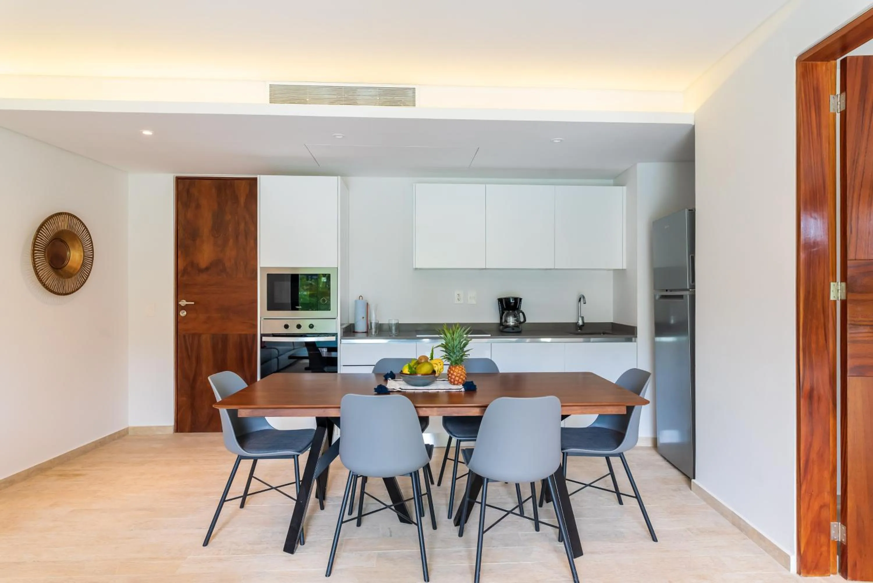 Dining area in Central Park Lagunas by Sandy Powerful