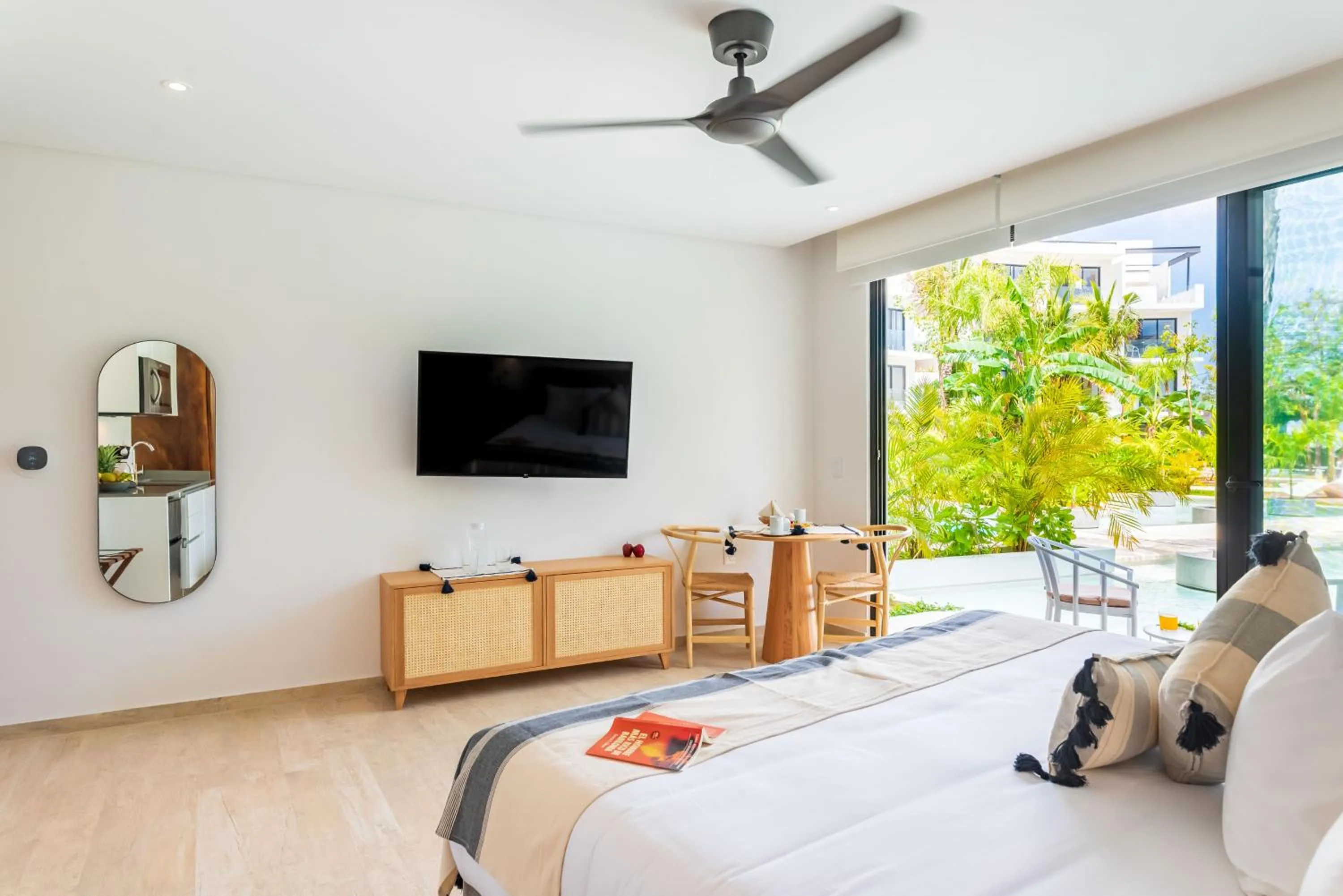 Communal lounge/ TV room in Central Park Lagunas by Sandy Powerful