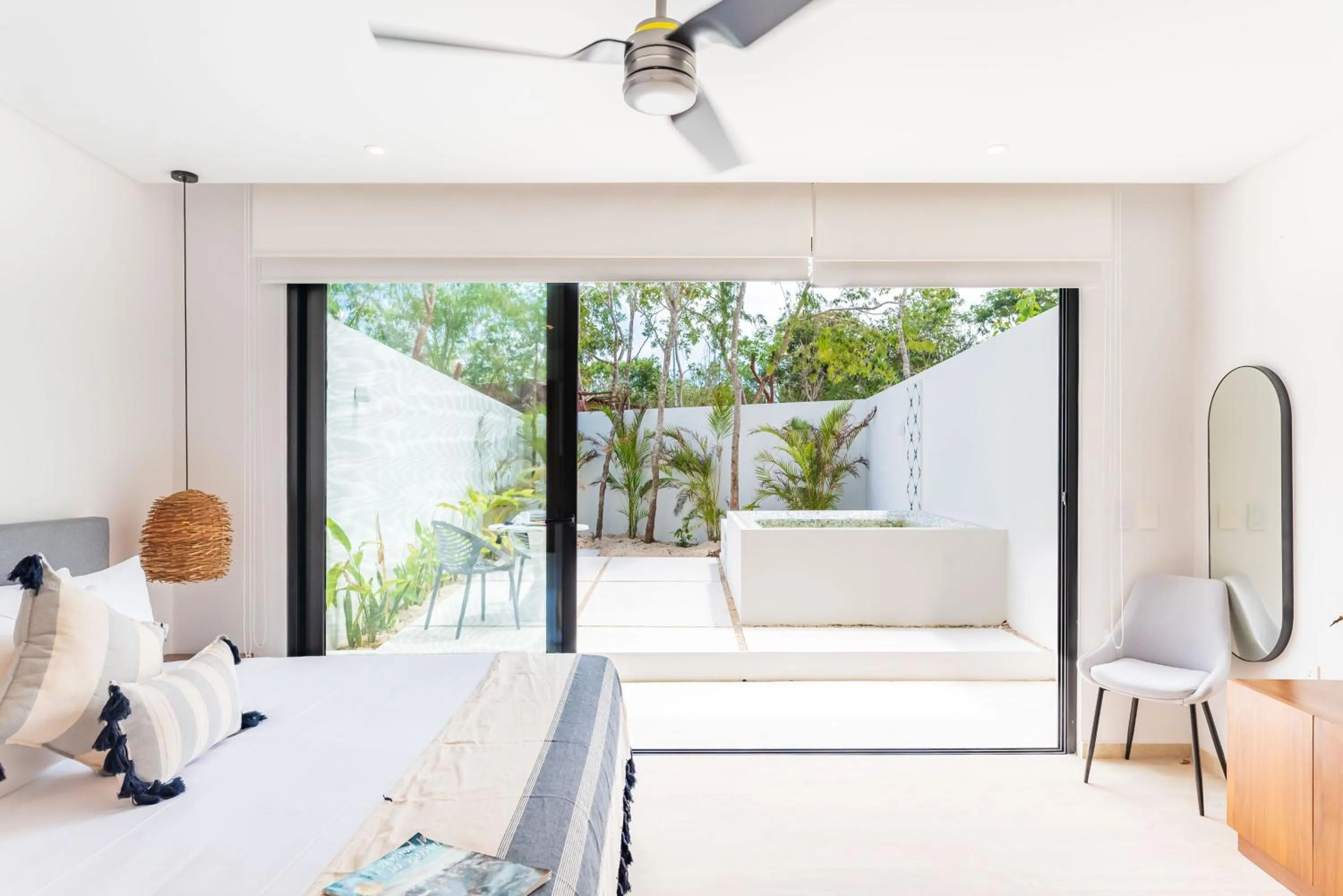 Bedroom, Bed in Central Park Lagunas by Sandy Powerful