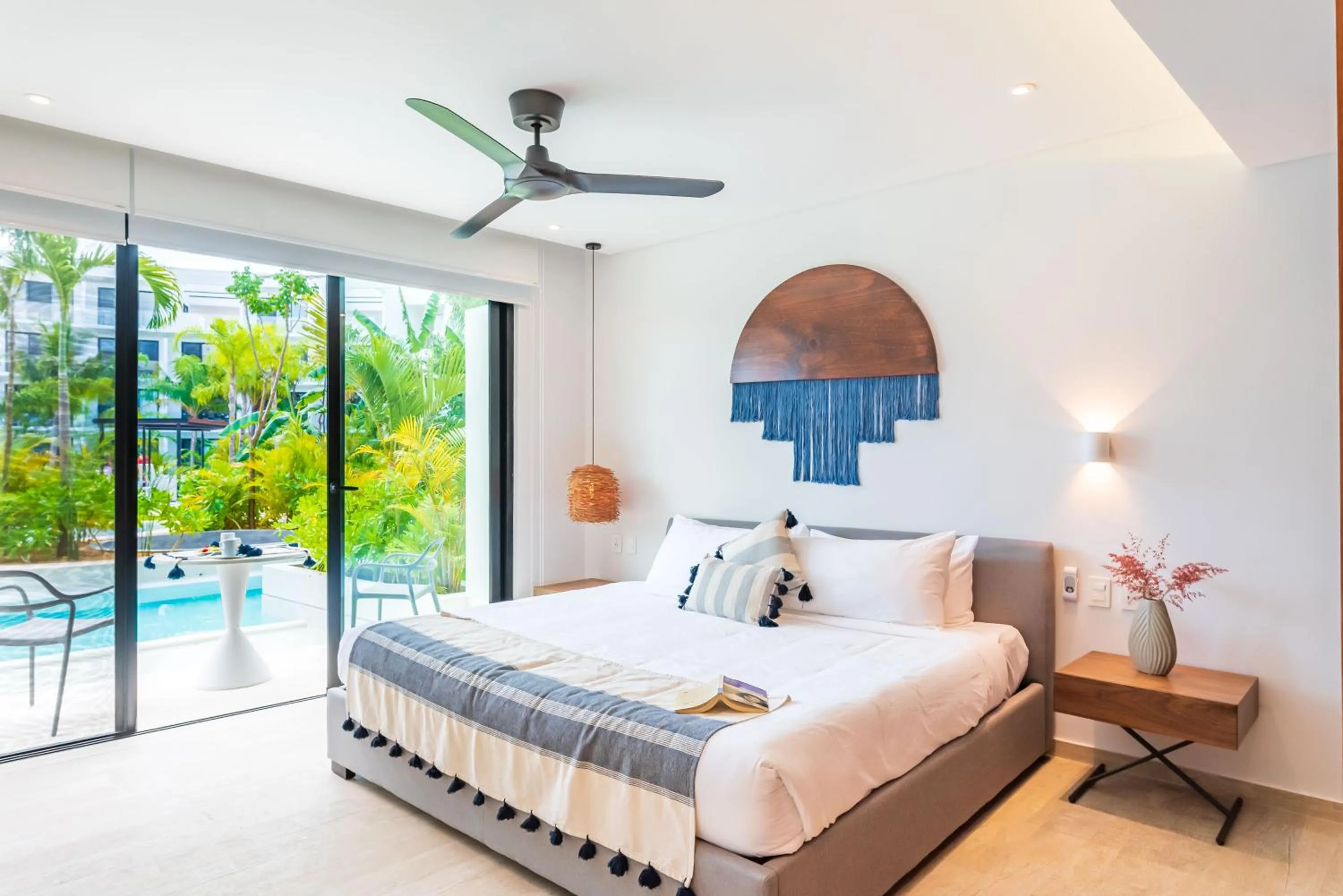 Bedroom, Bed in Central Park Lagunas by Sandy Powerful