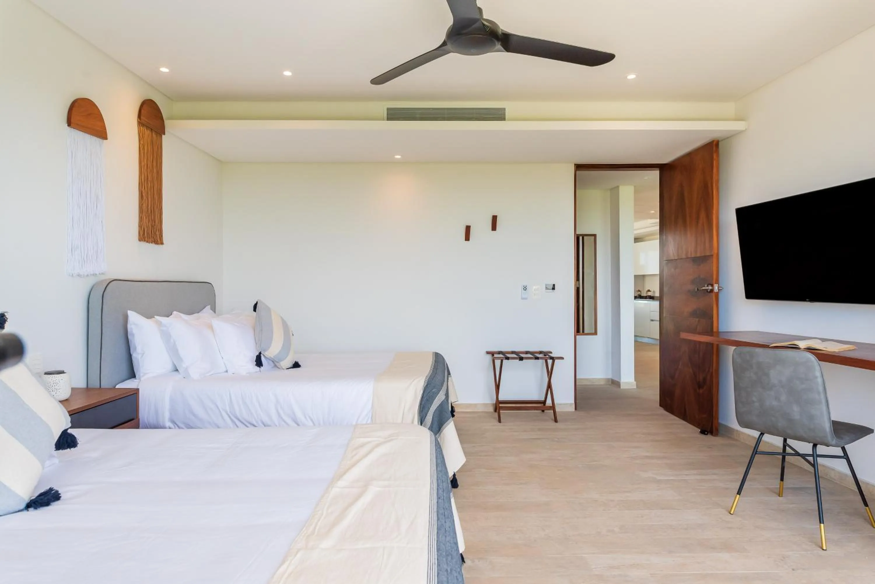 Bedroom, Bed in Central Park Lagunas by Sandy Powerful