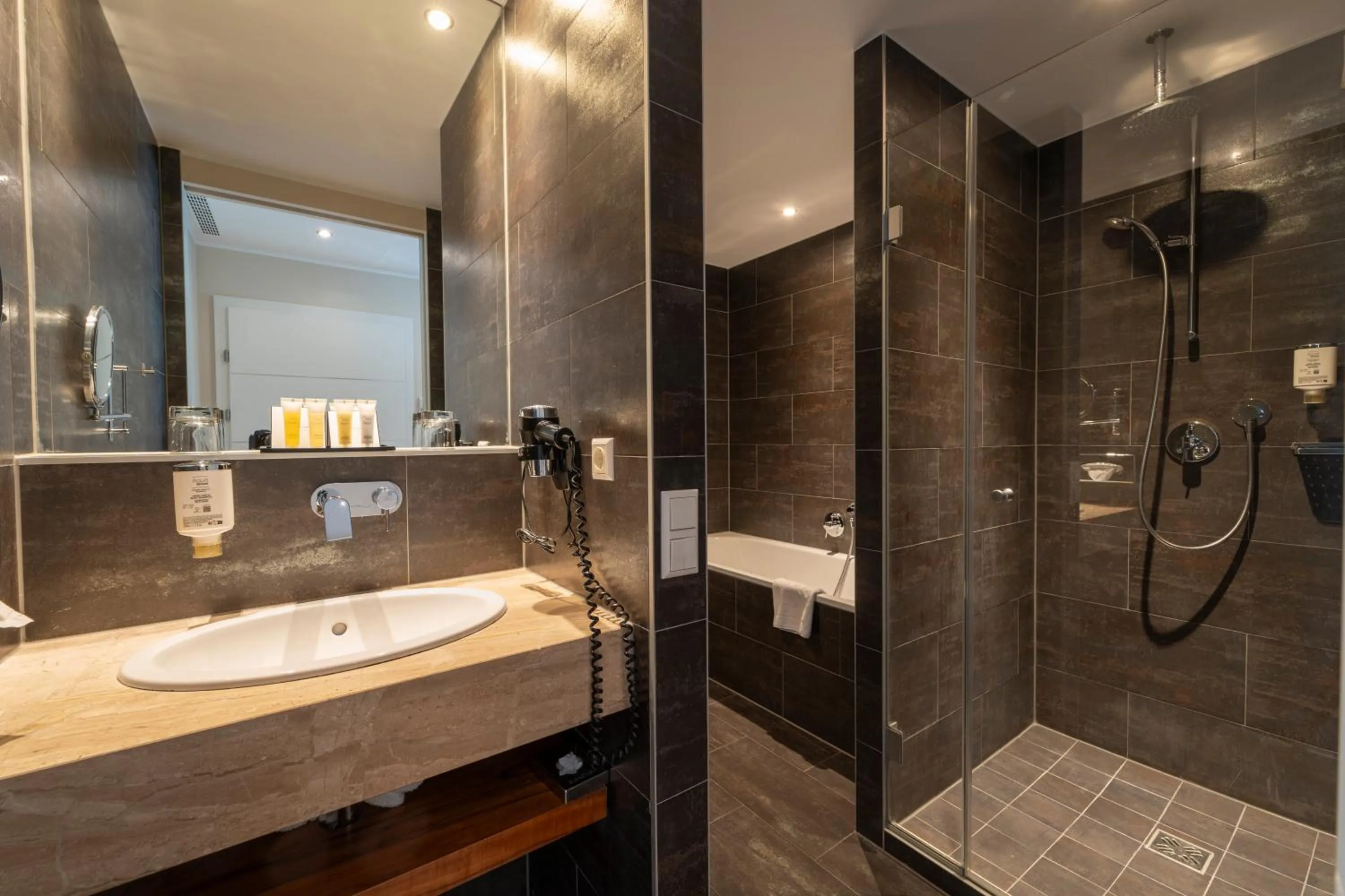 Shower in Pakat Suites