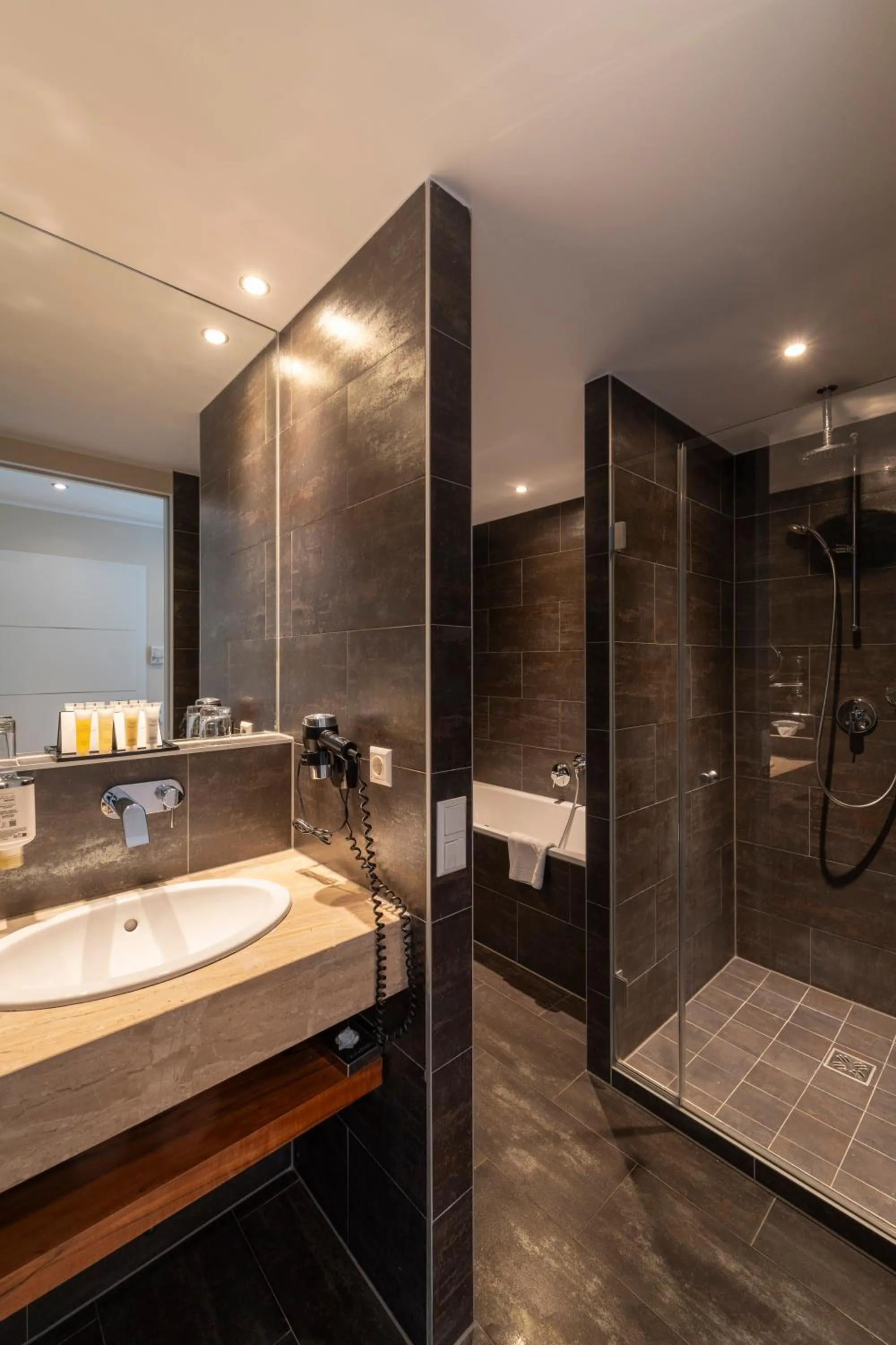 Shower in Pakat Suites