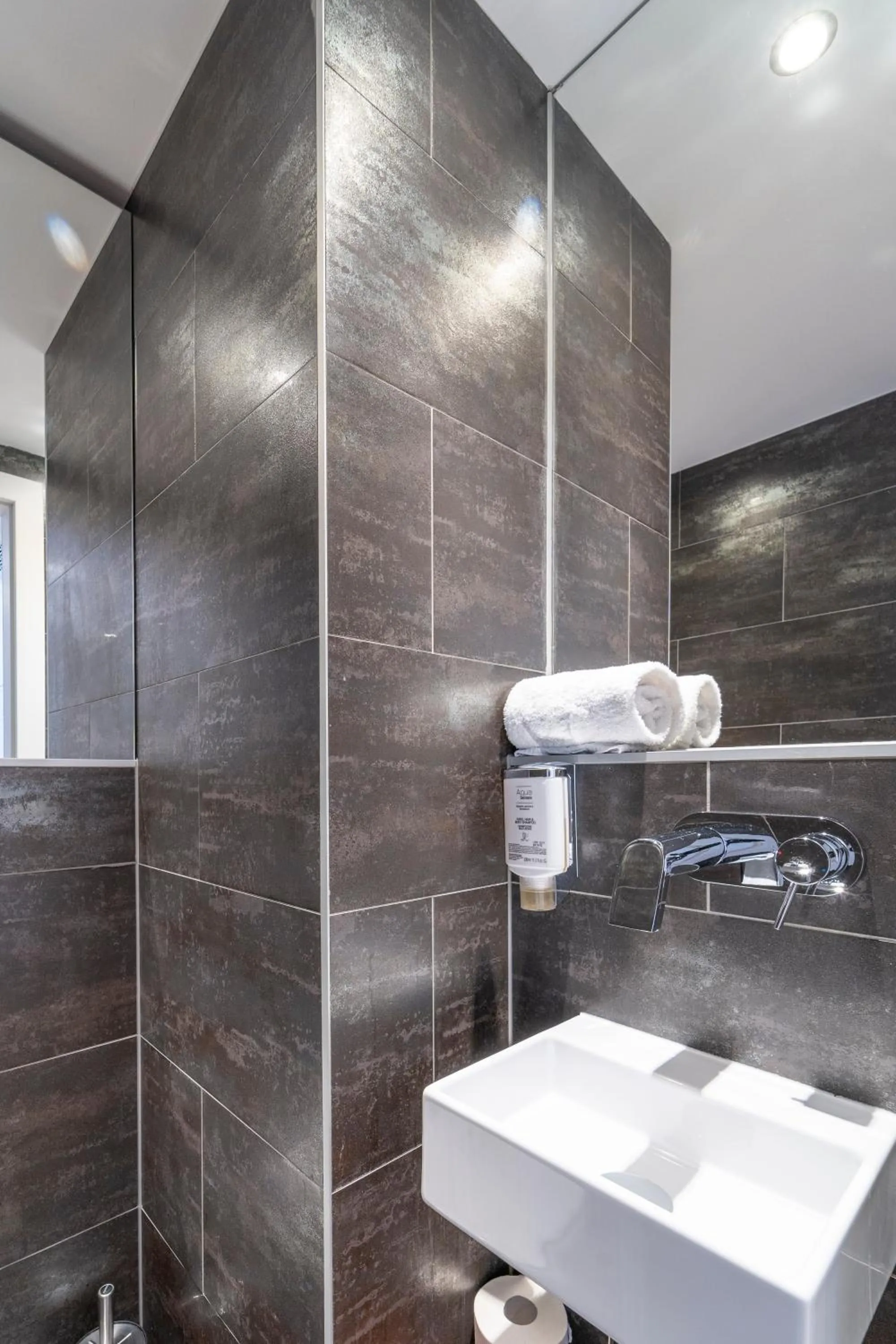 Toilet in Pakat Suites