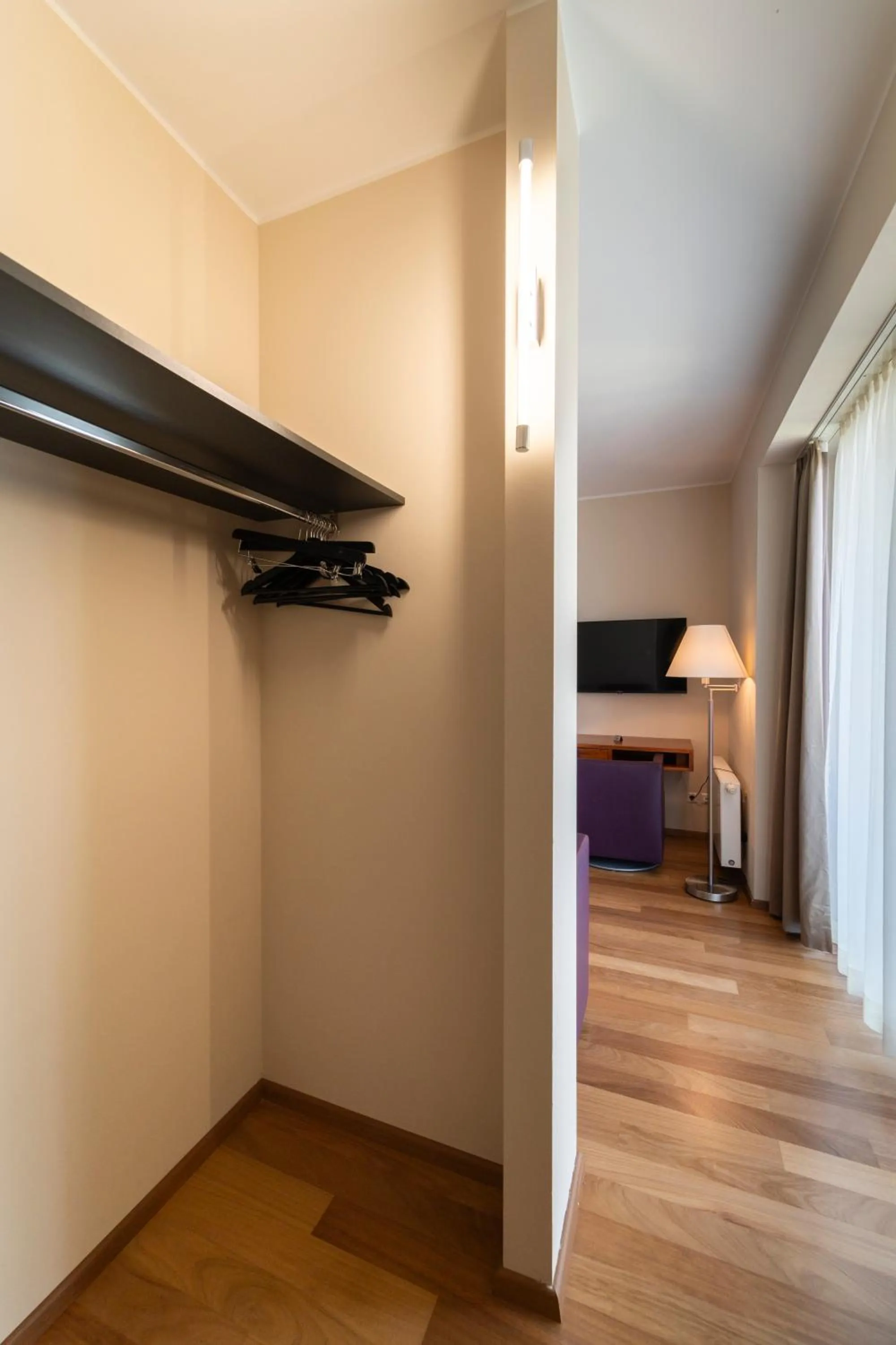 wardrobe, Bed in Pakat Suites