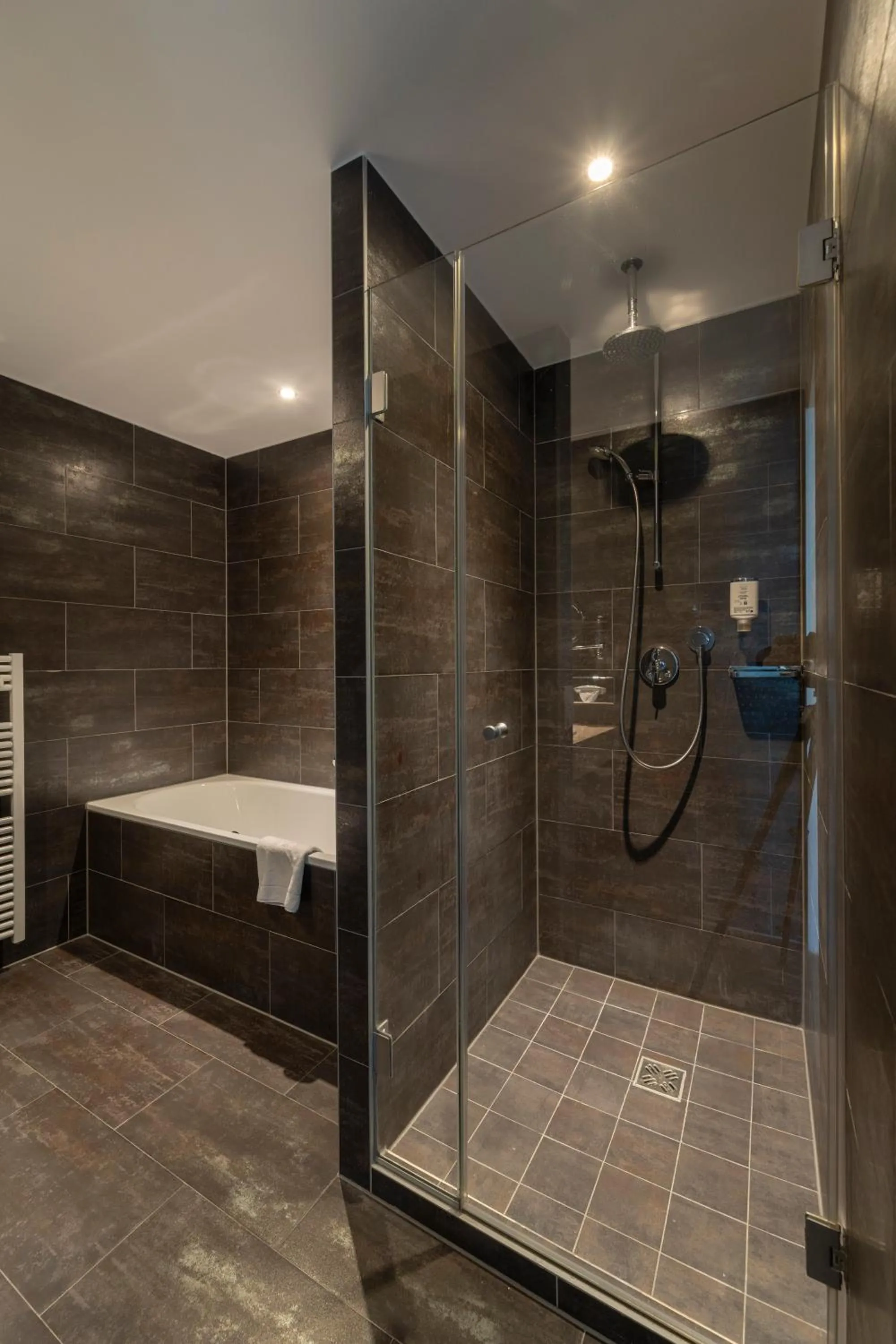 Shower in Pakat Suites