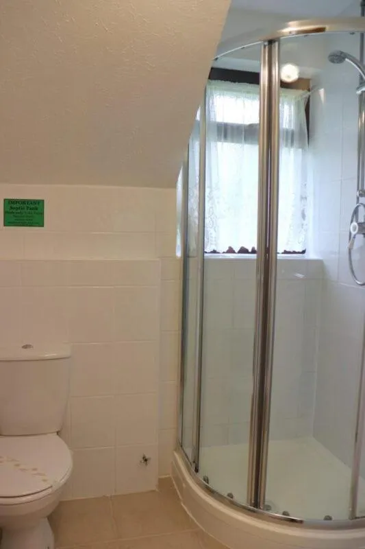 Shower in Glyndley Manor Cottages