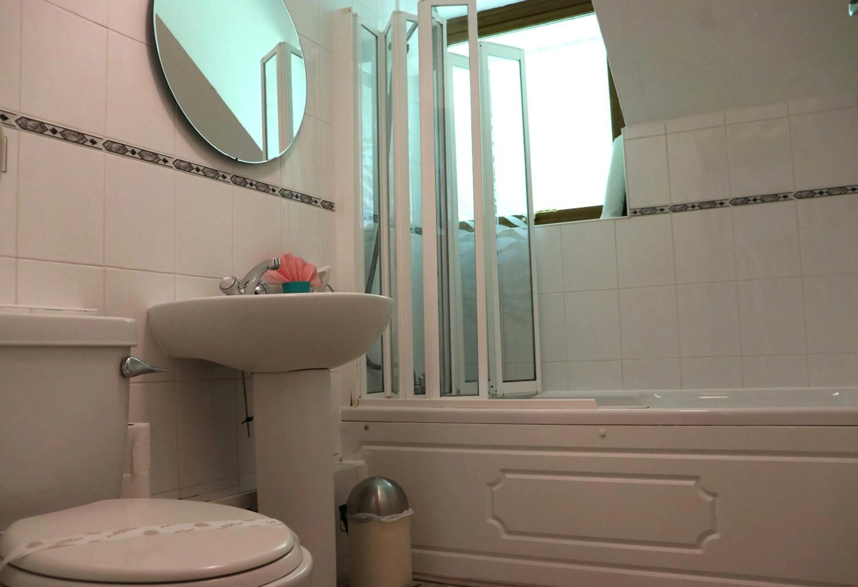 Shower in Glyndley Manor Cottages