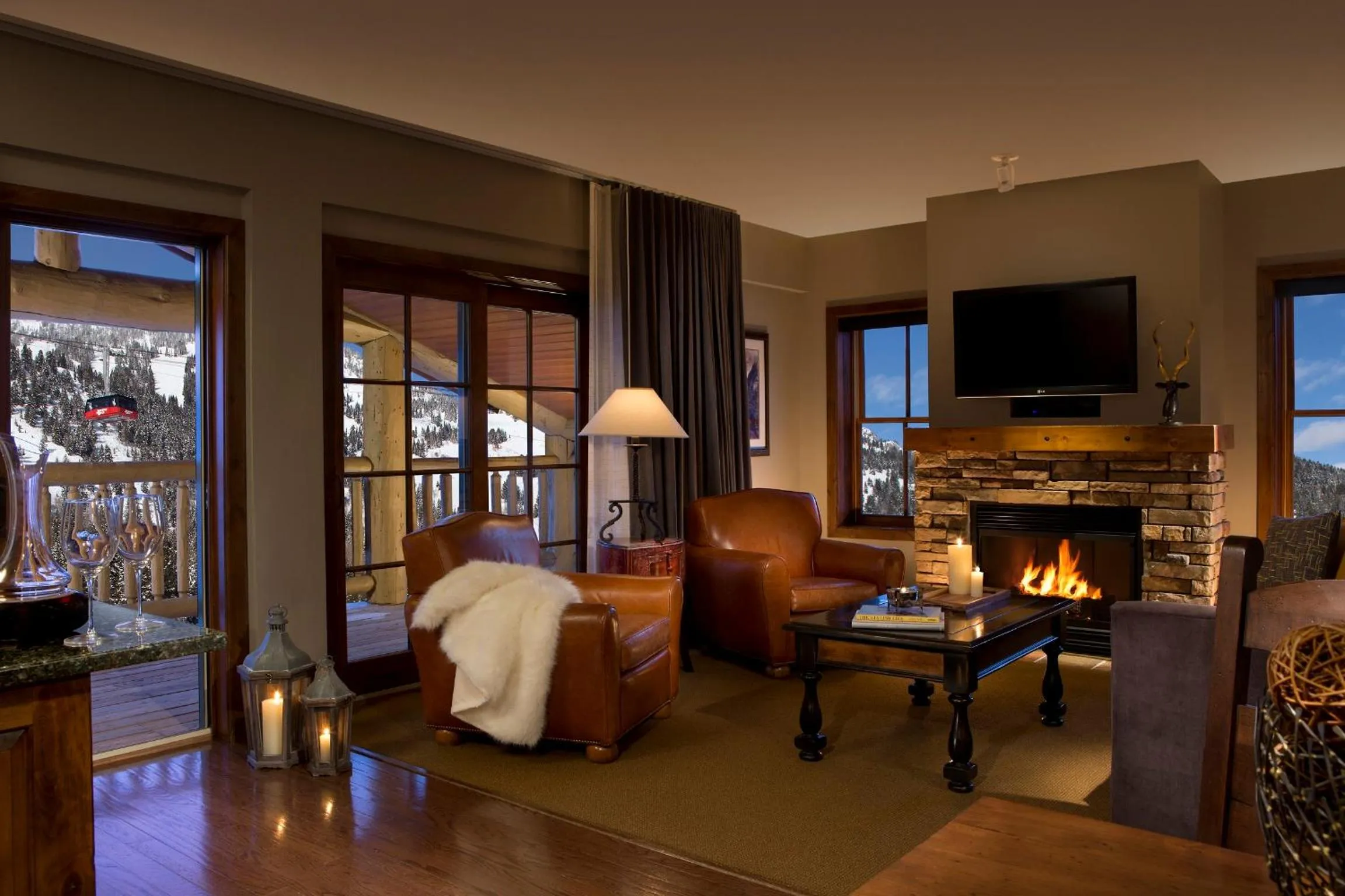 TV and multimedia in Teton Mountain Lodge and Spa, a Noble House Resort