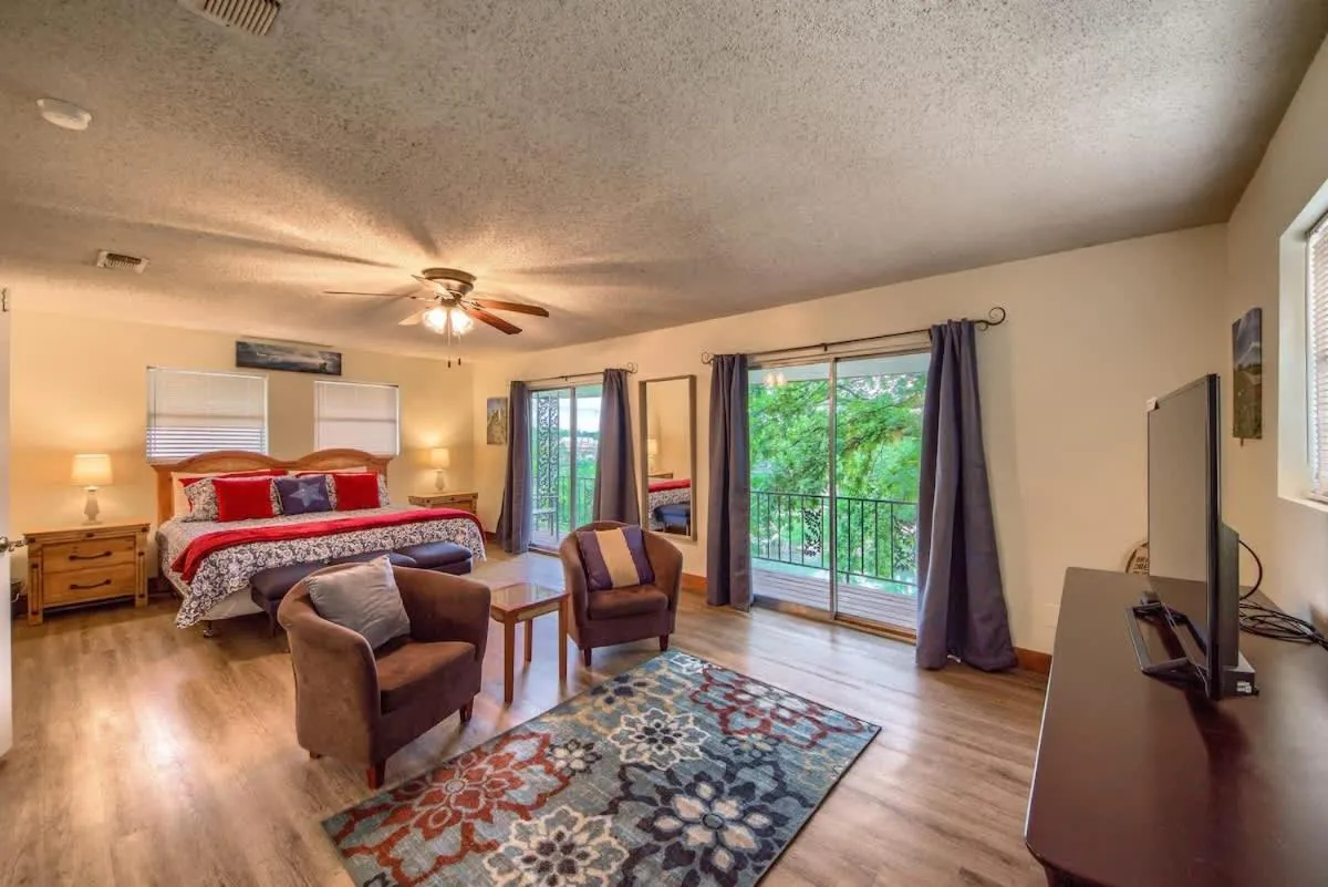 Bed in Texas River Haus LD 1683