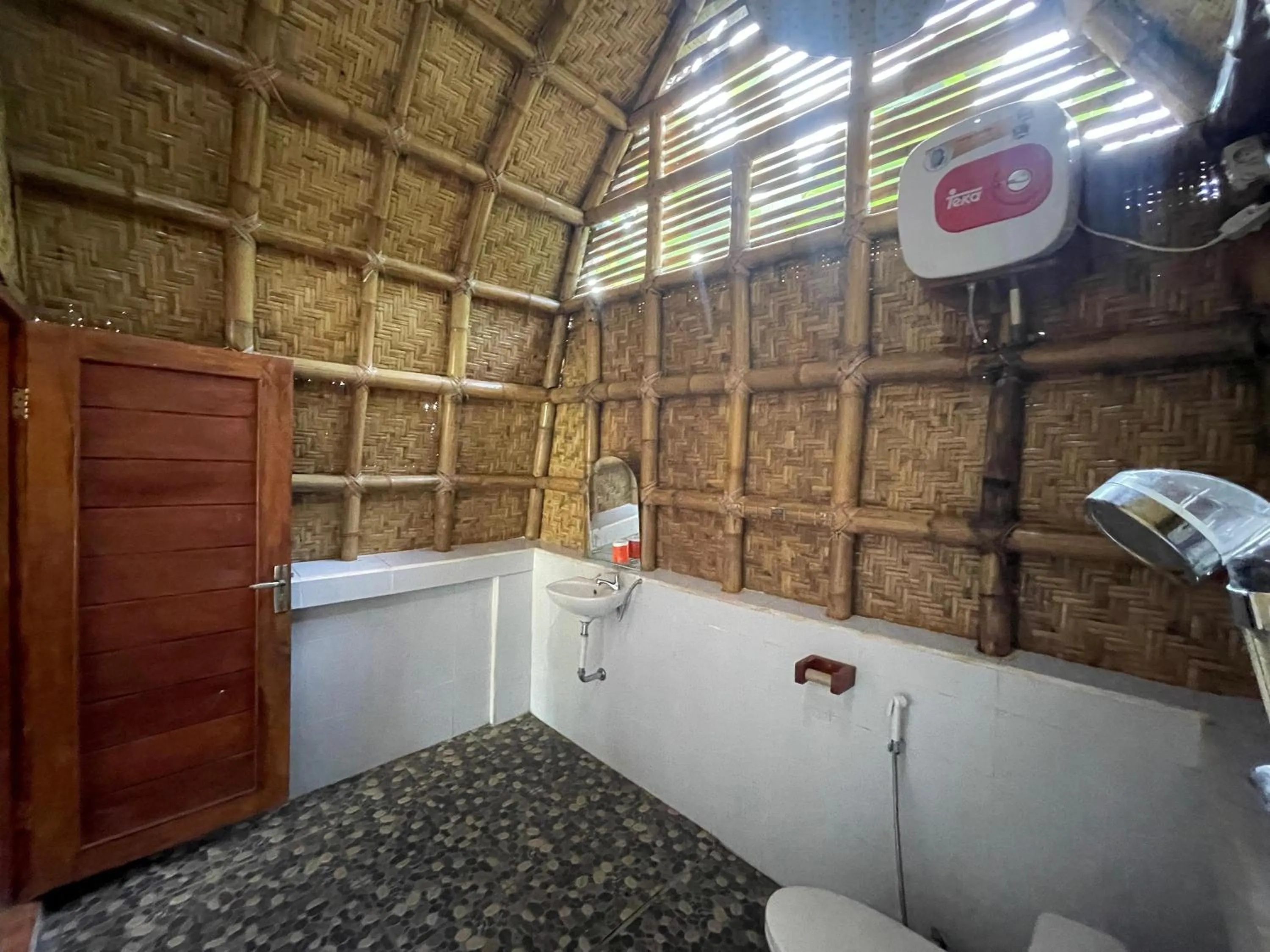 Shower in Villa Bambu Rinjani & Restaurant