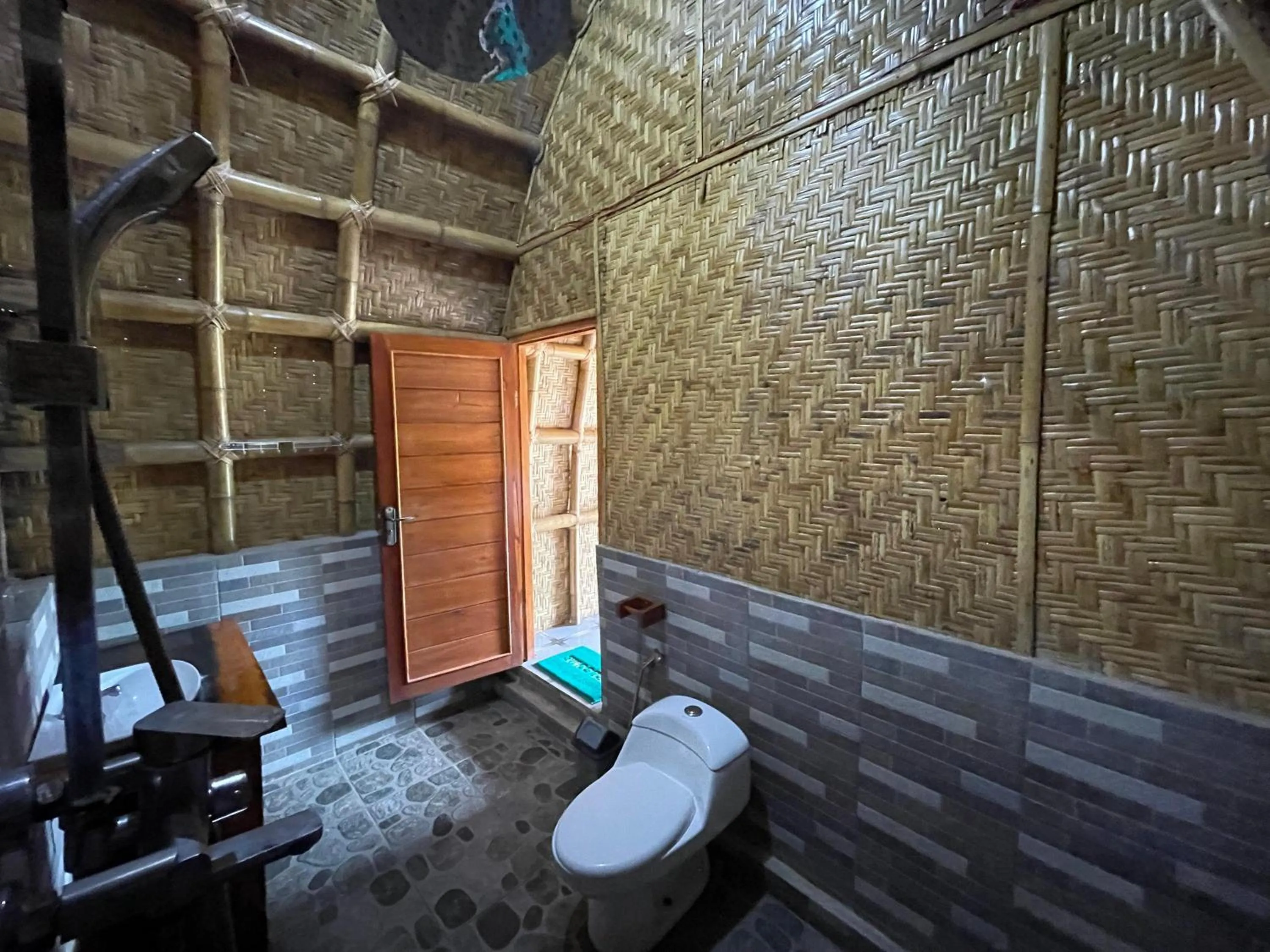 Shower in Villa Bambu Rinjani & Restaurant