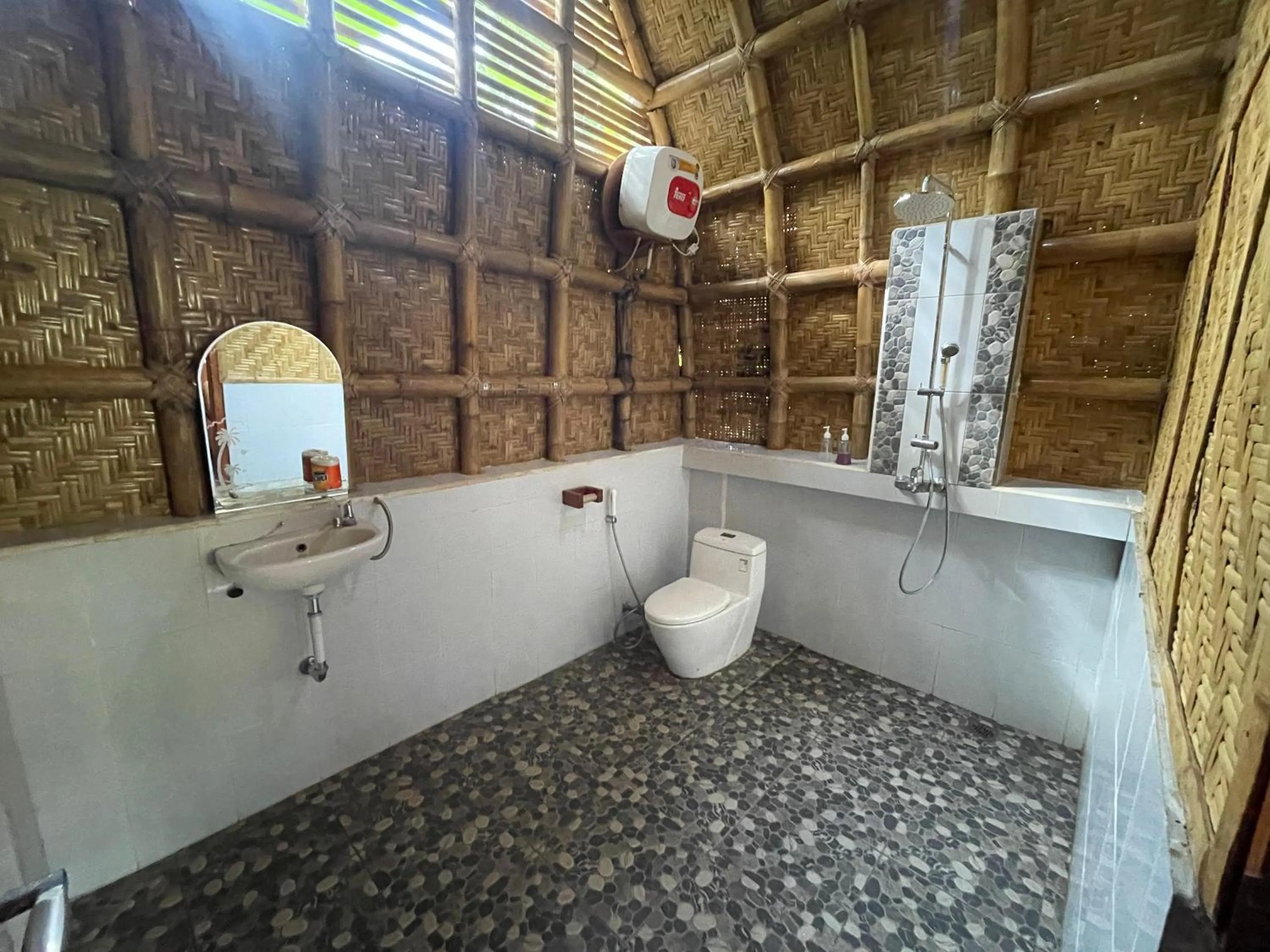 Shower in Villa Bambu Rinjani & Restaurant