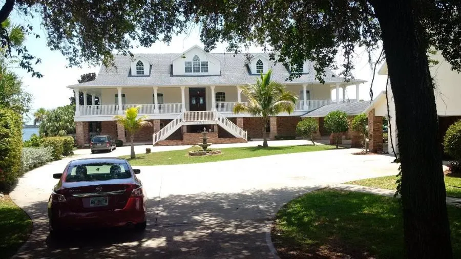 Pineda Palms Estate, 4 BR for 13 guests, heated pool