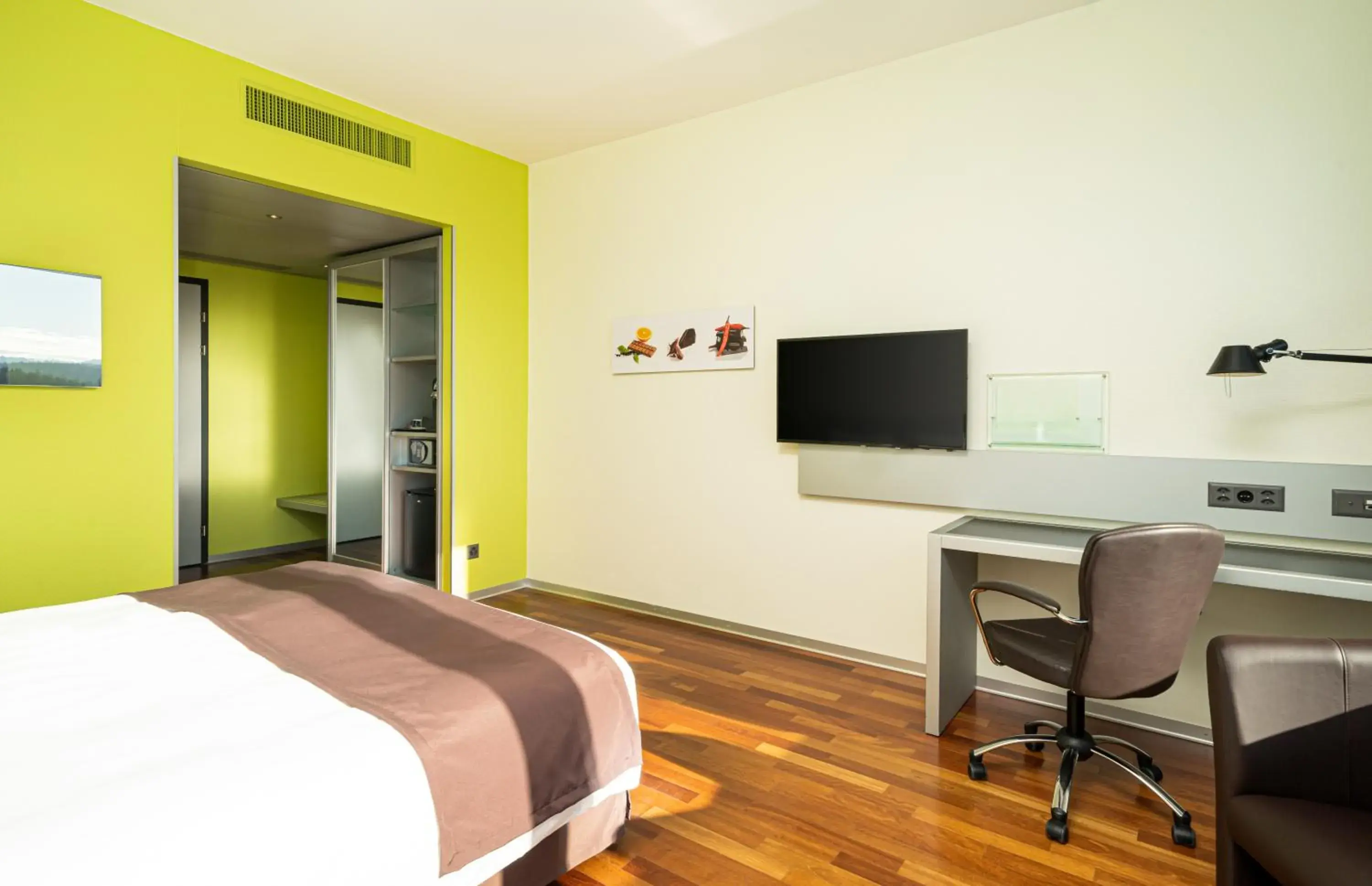 Premium King Room in Holiday Inn Bern Westside by IHG Premium King Room in Holiday Inn Bern Westside by IHG
