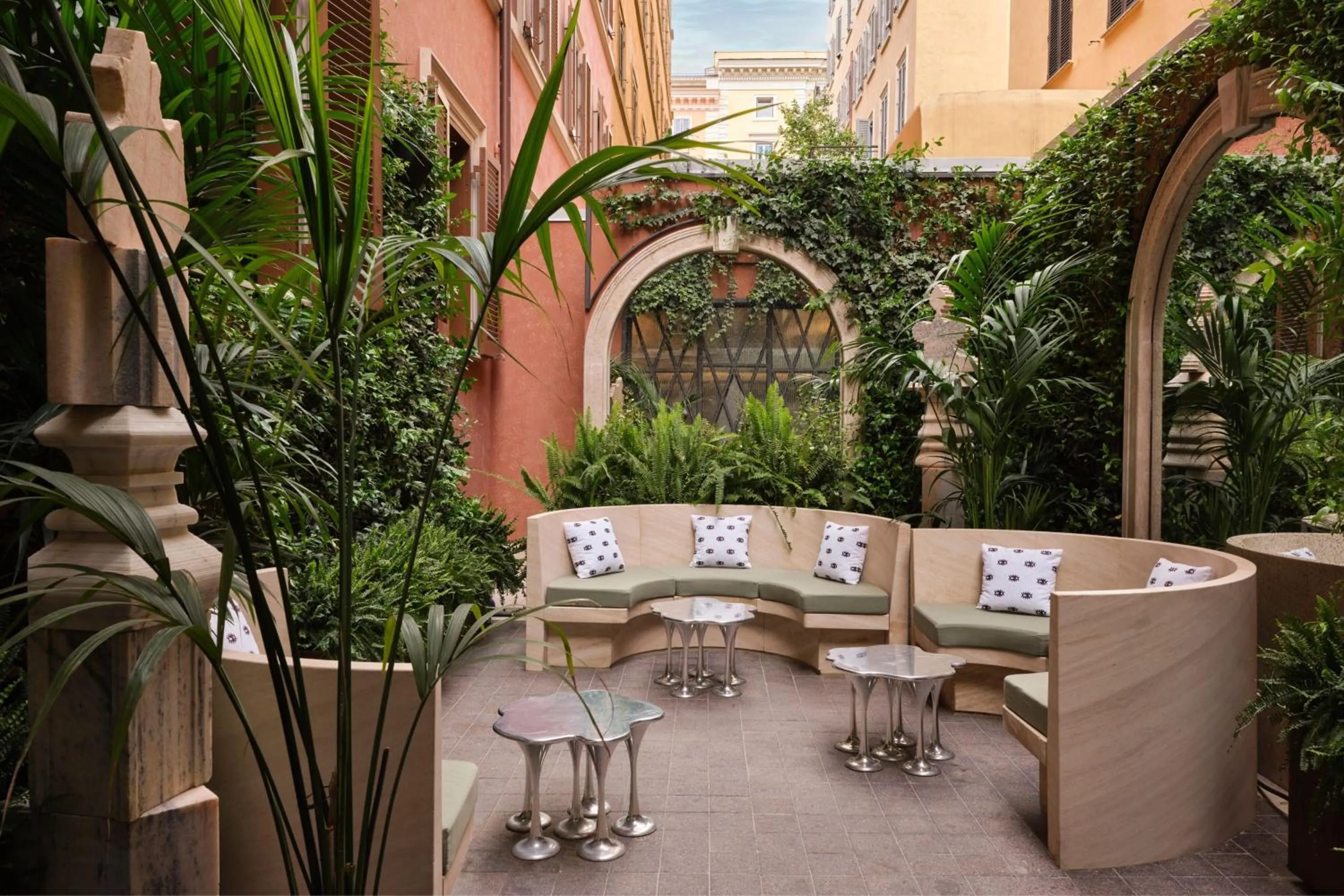 Restaurant/places to eat in W Rome