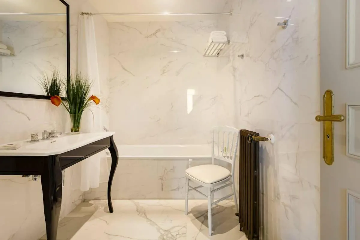 Bathroom in Le Château d Hardricourt