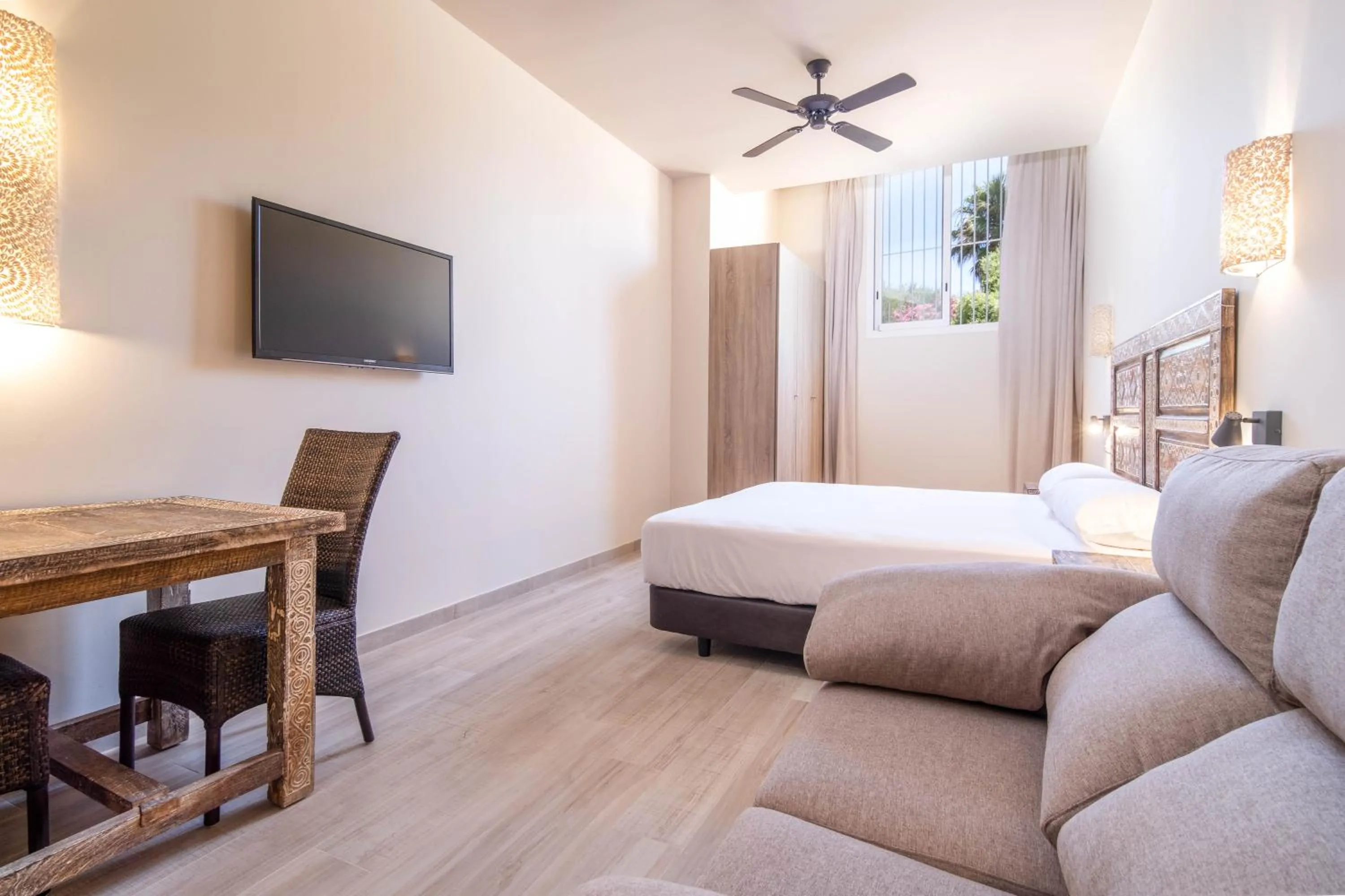 TV and multimedia, Bed in Tarifa Suites by QHotels