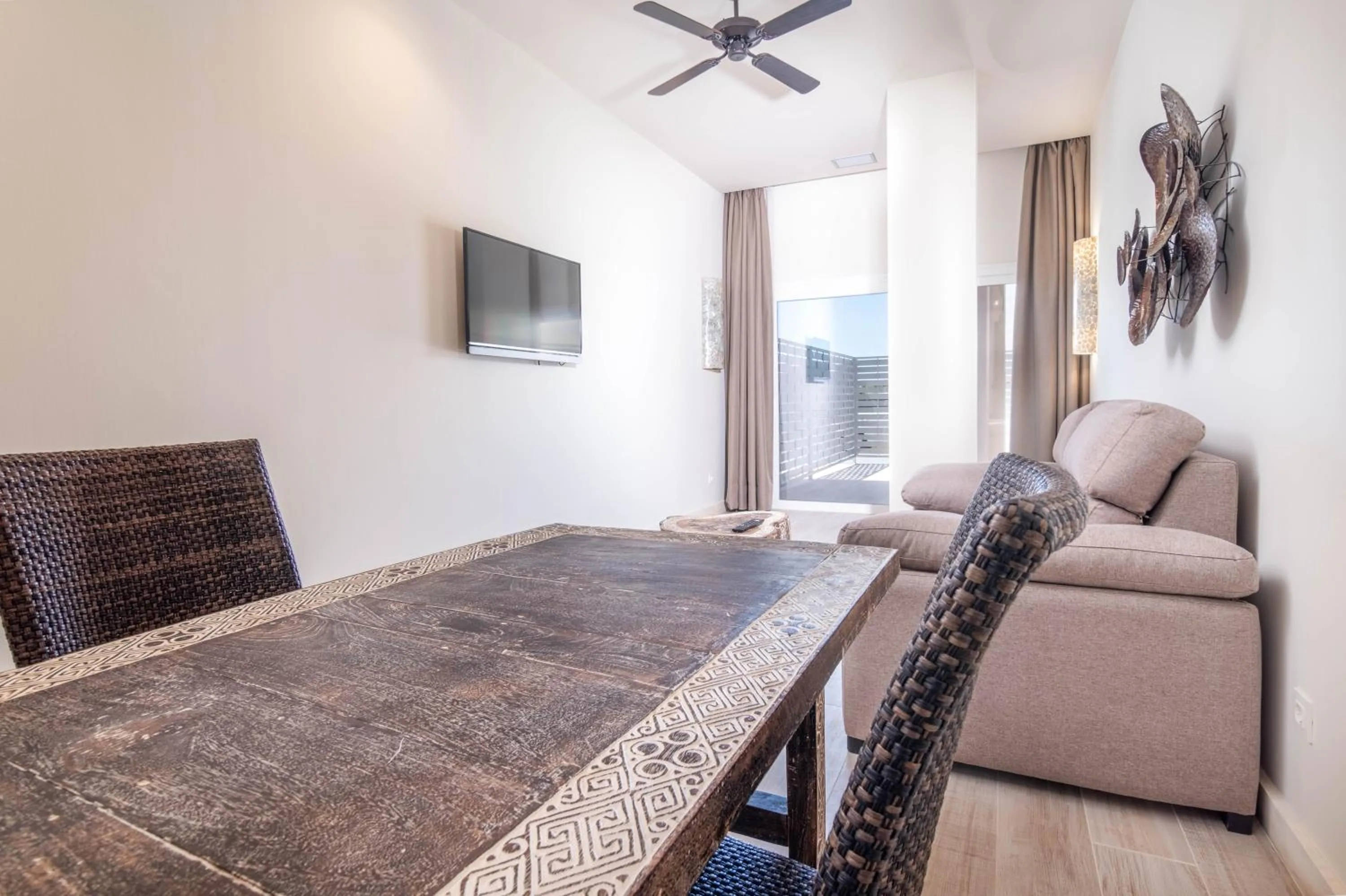 Dining area in Tarifa Suites by QHotels