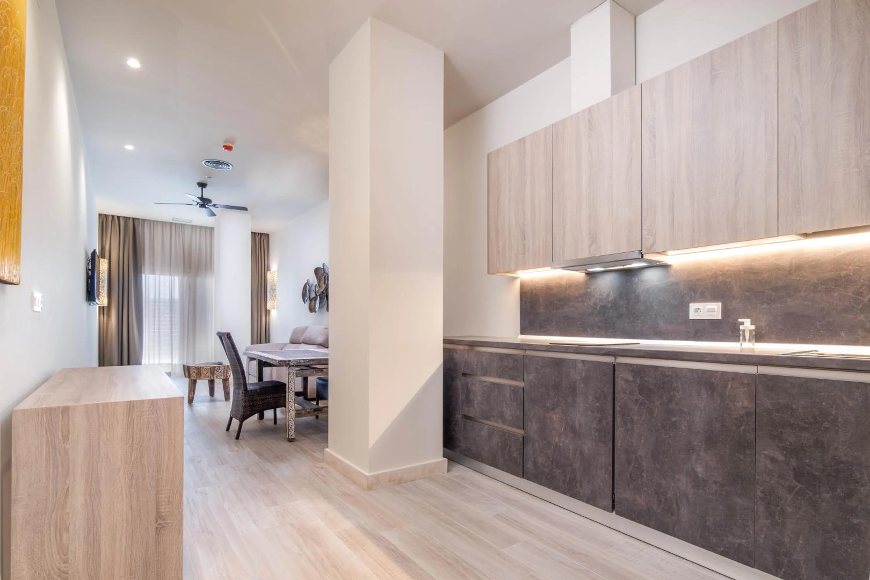 Kitchen or kitchenette in Tarifa Suites by QHotels