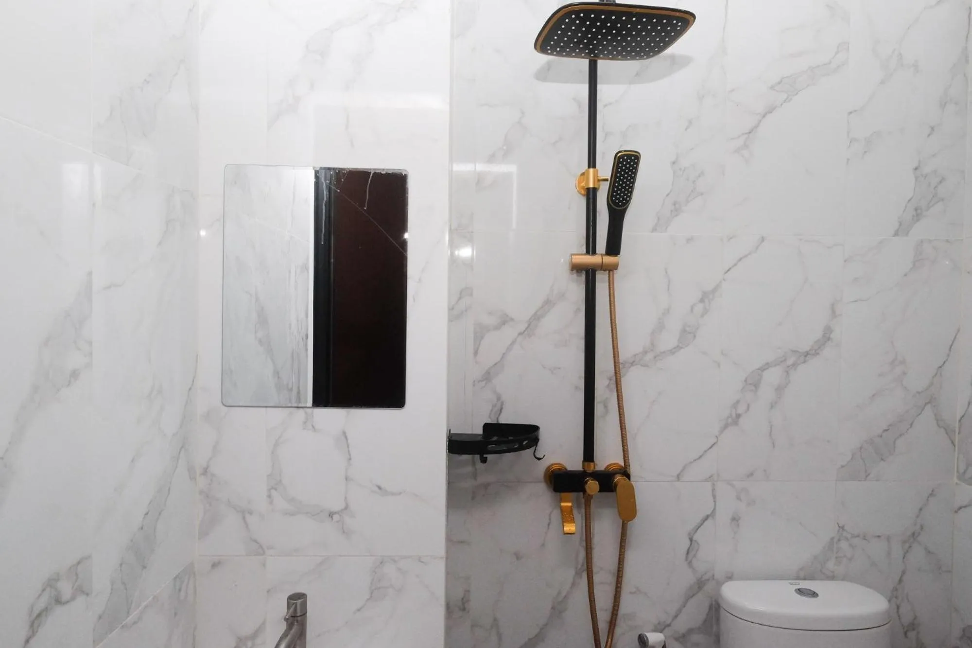 Shower in RedDoorz near Sleman City Hall Yogyakarta