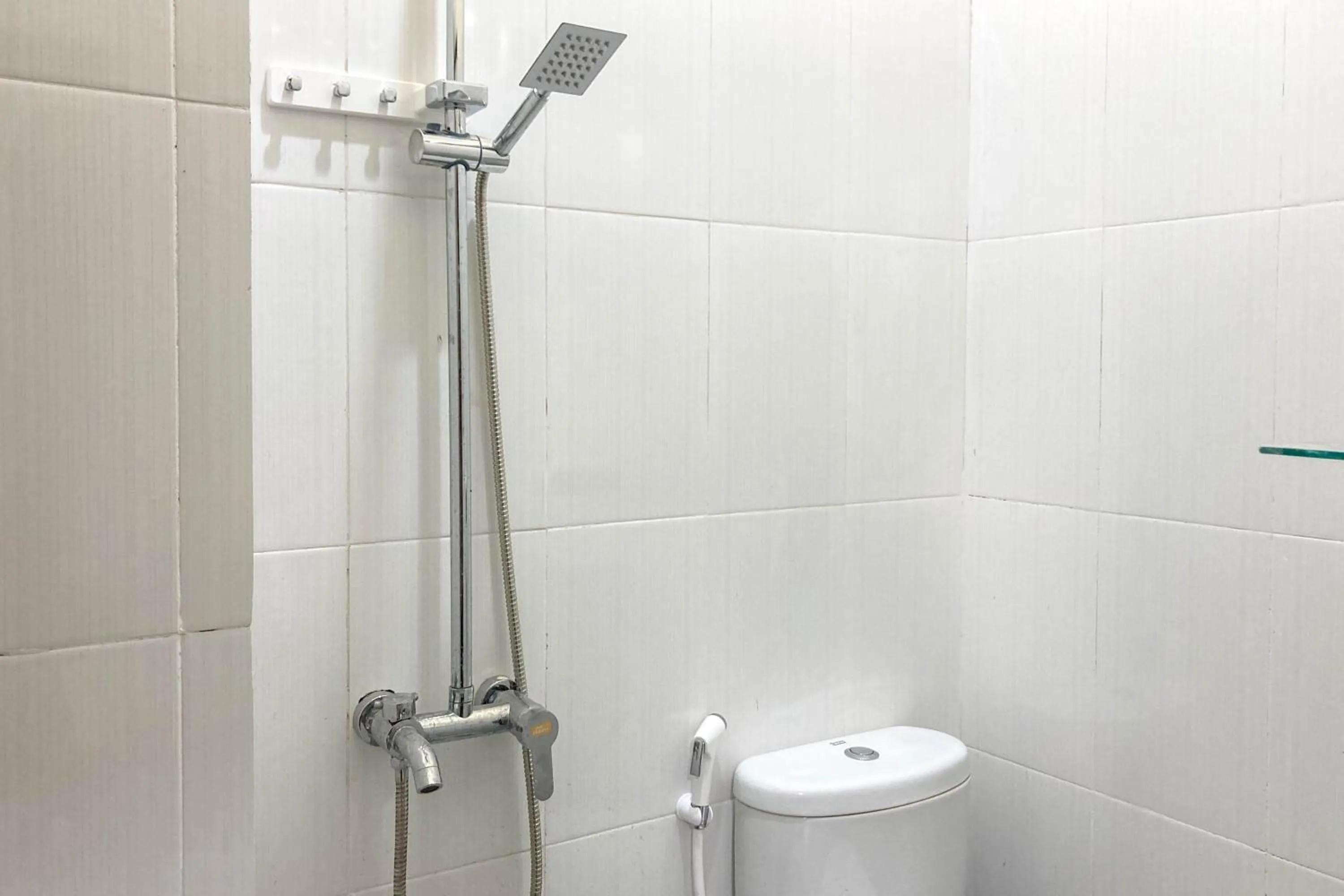 Shower in RedDoorz near Sleman City Hall Yogyakarta