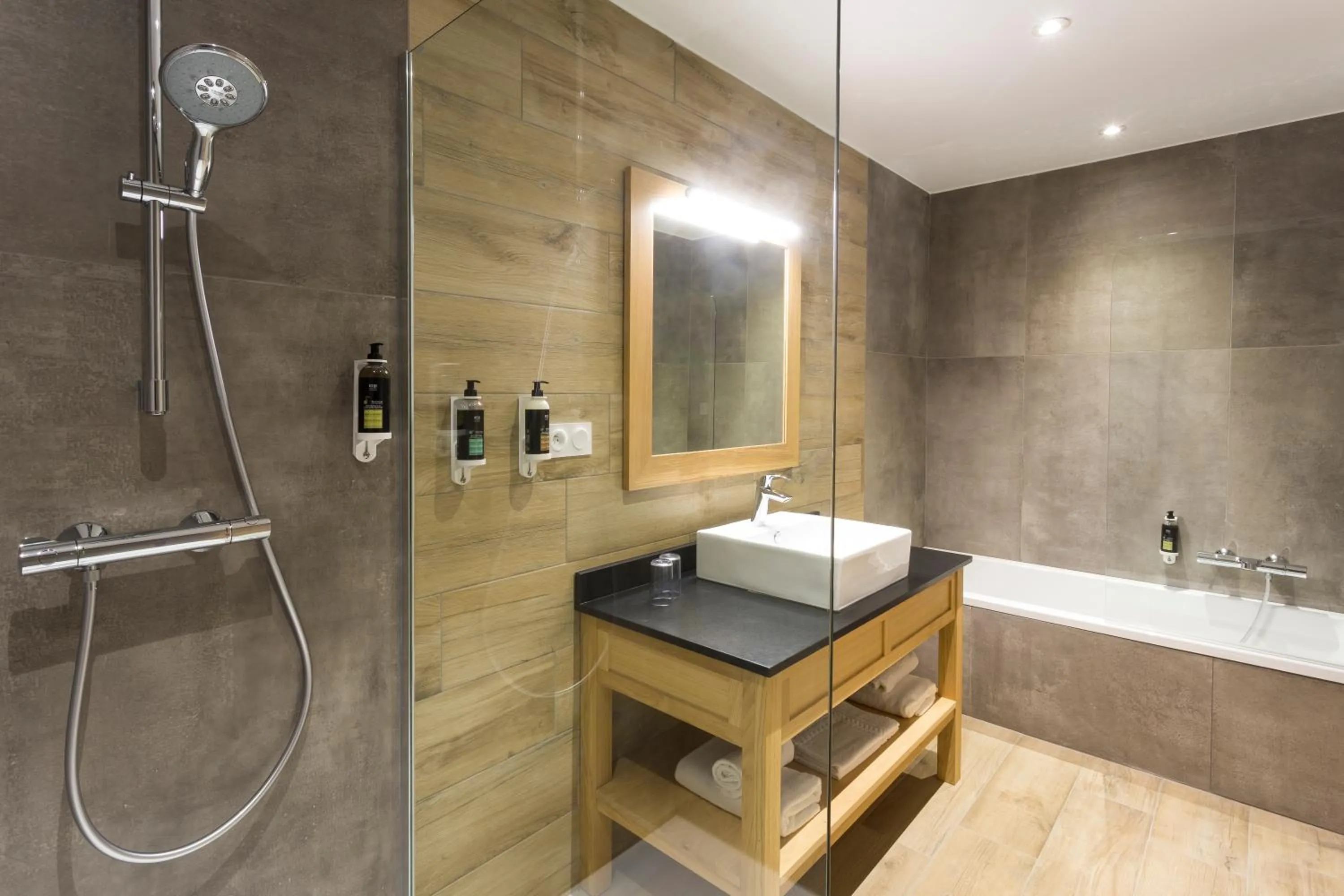 Bathroom in Hotel Restaurant Spa du Tumulus Carnac