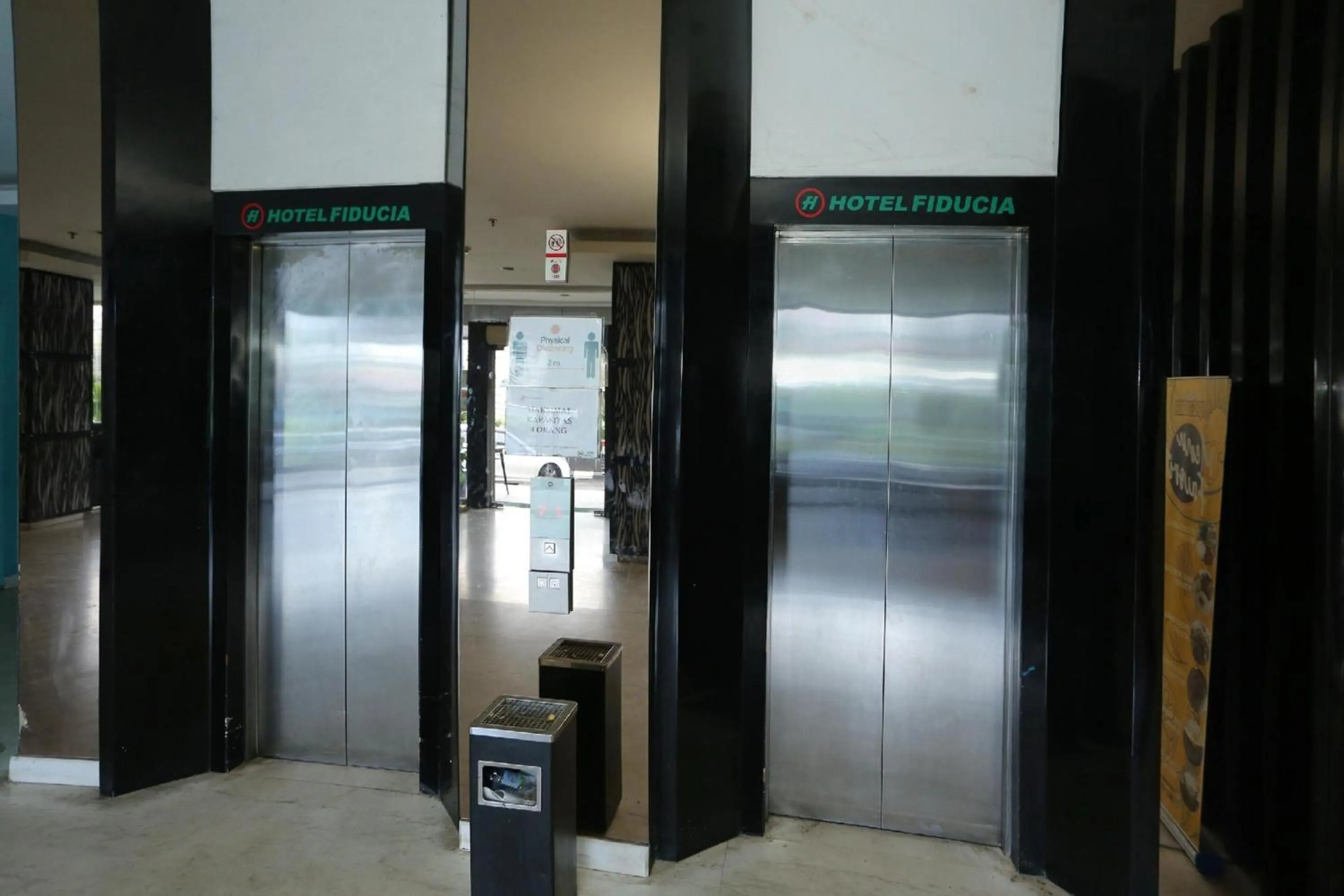 elevator in Super OYO Townhouse OAK Hotel Fiducia Pondok Gede