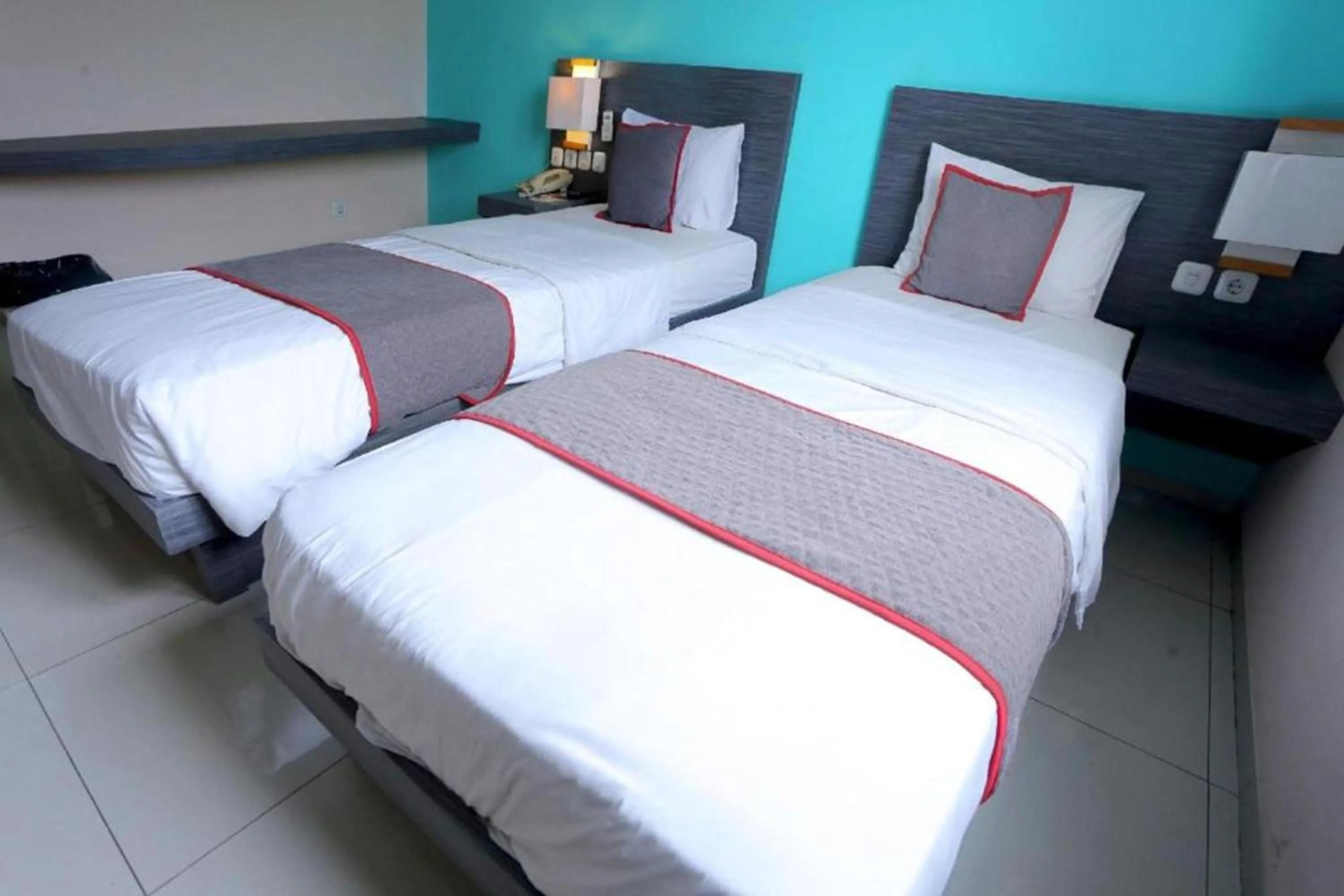Photo of the whole room, Bed in Super OYO Townhouse OAK Hotel Fiducia Pondok Gede