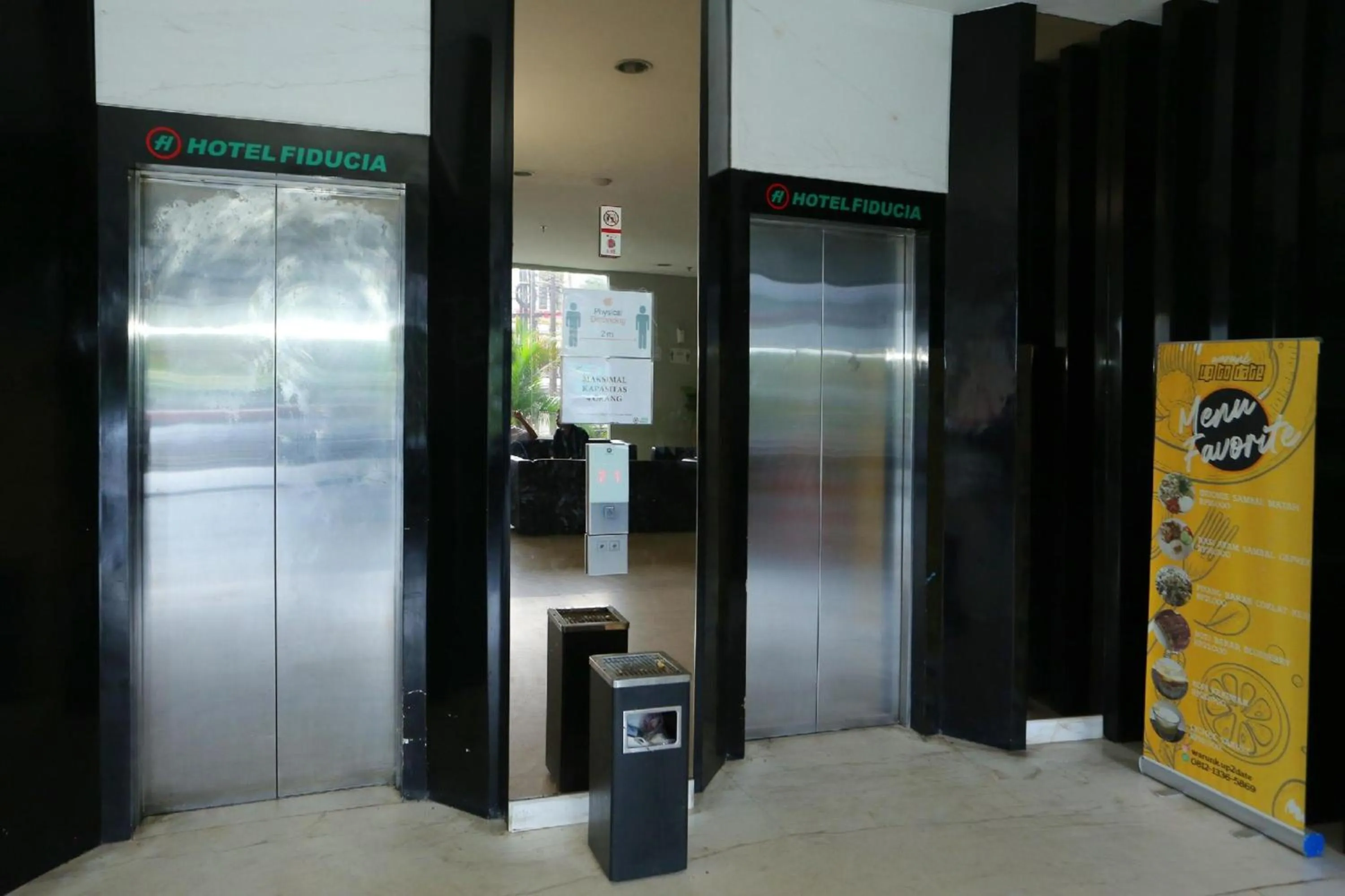 elevator in Super OYO Townhouse OAK Hotel Fiducia Pondok Gede