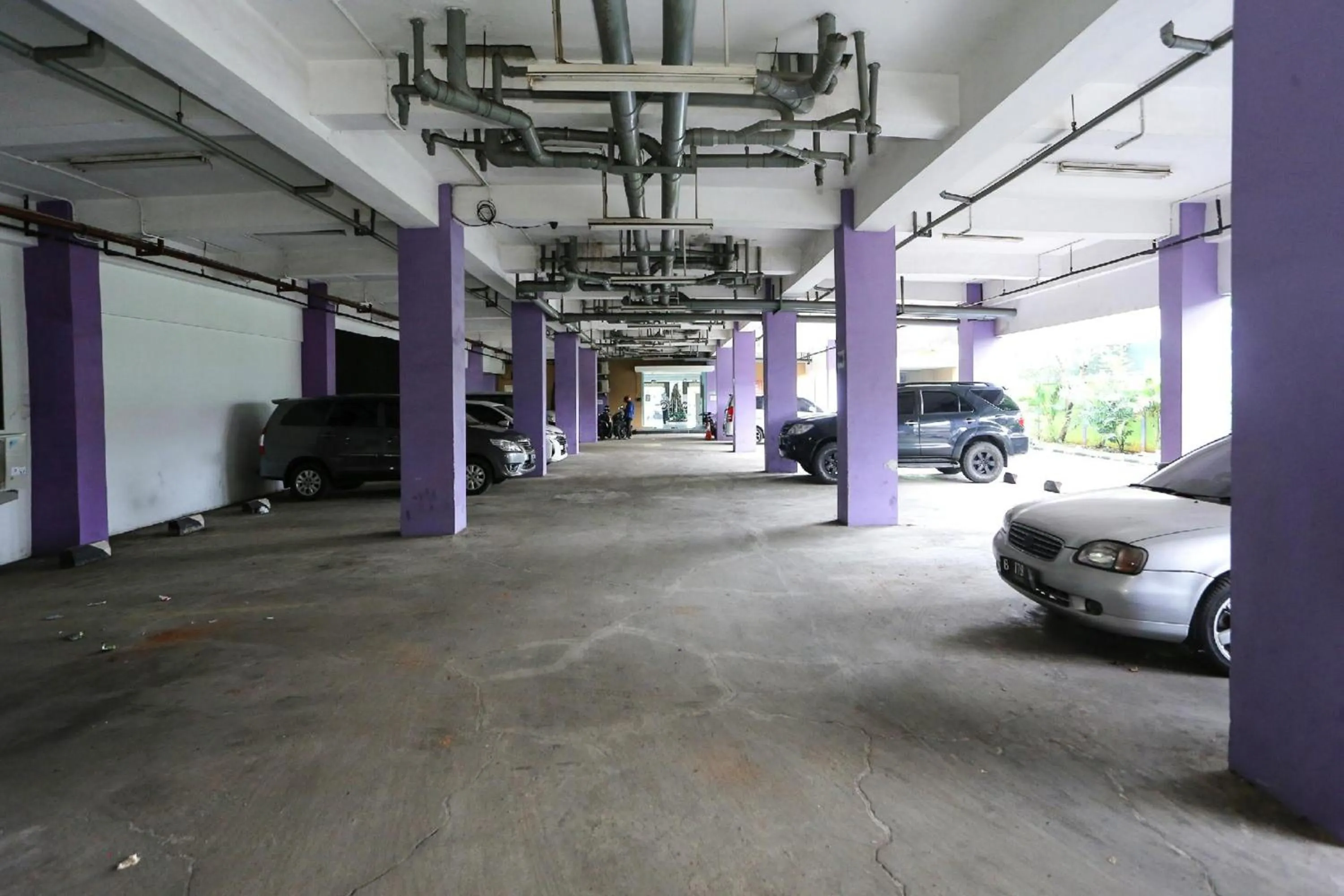 Parking in Super OYO Townhouse OAK Hotel Fiducia Pondok Gede