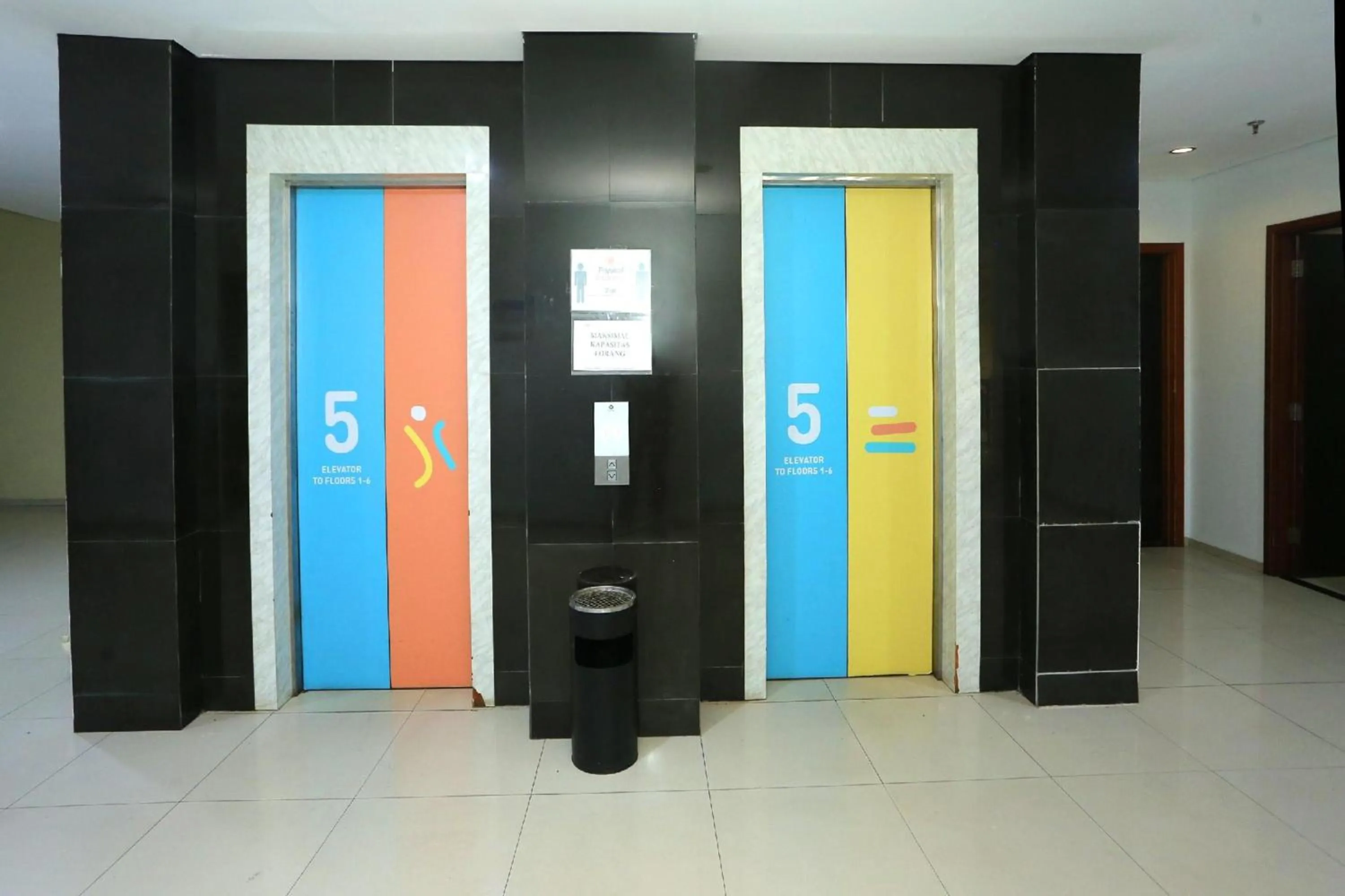 elevator in Super OYO Townhouse OAK Hotel Fiducia Pondok Gede