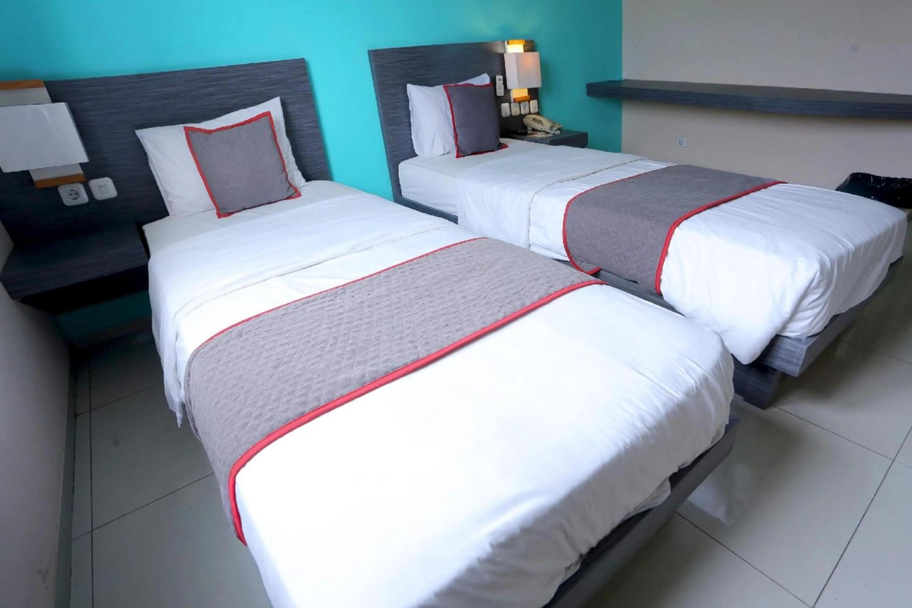 Photo of the whole room, Bed in Super OYO Townhouse OAK Hotel Fiducia Pondok Gede