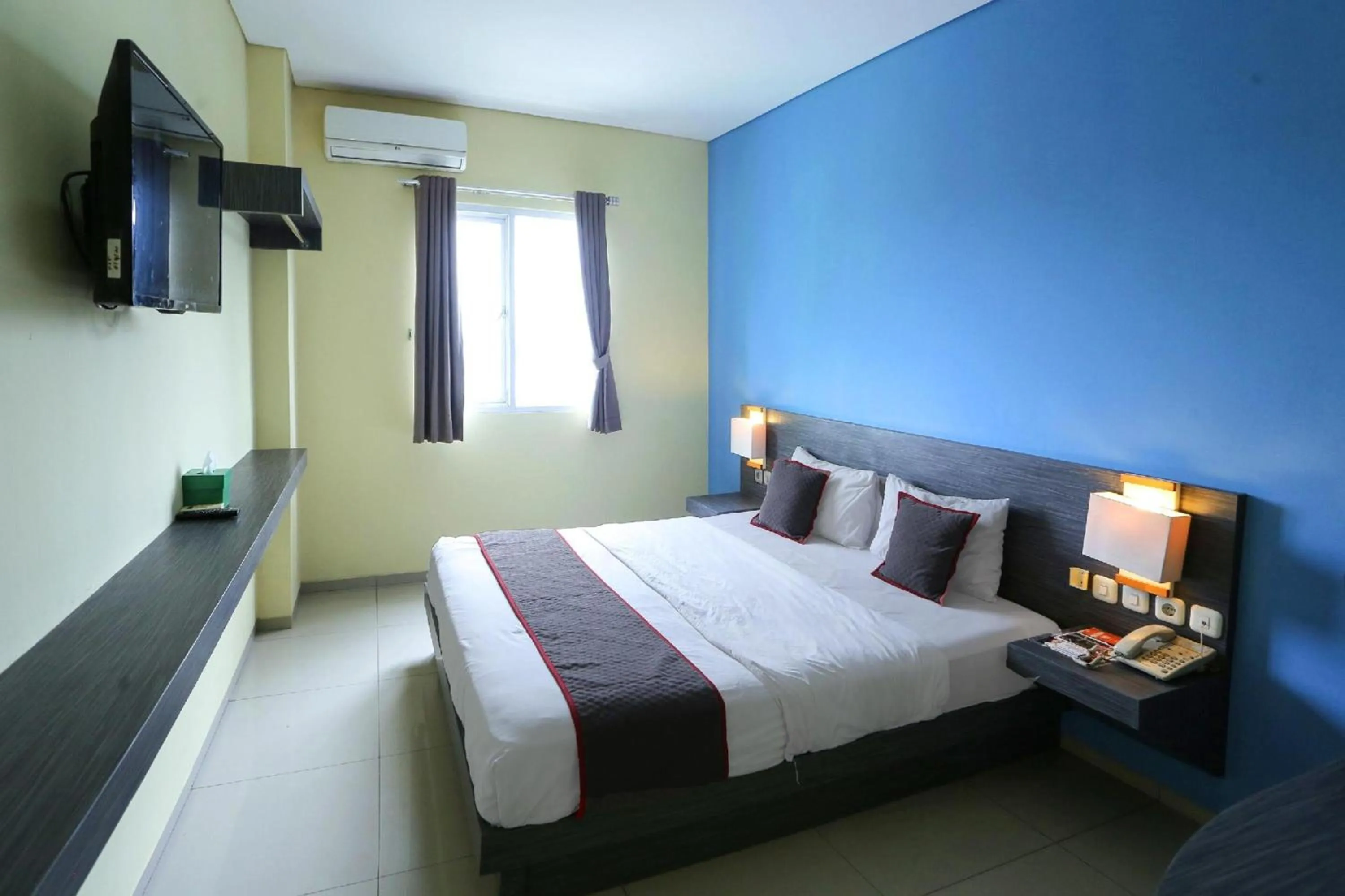 Photo of the whole room, Bed in Super OYO Townhouse OAK Hotel Fiducia Pondok Gede