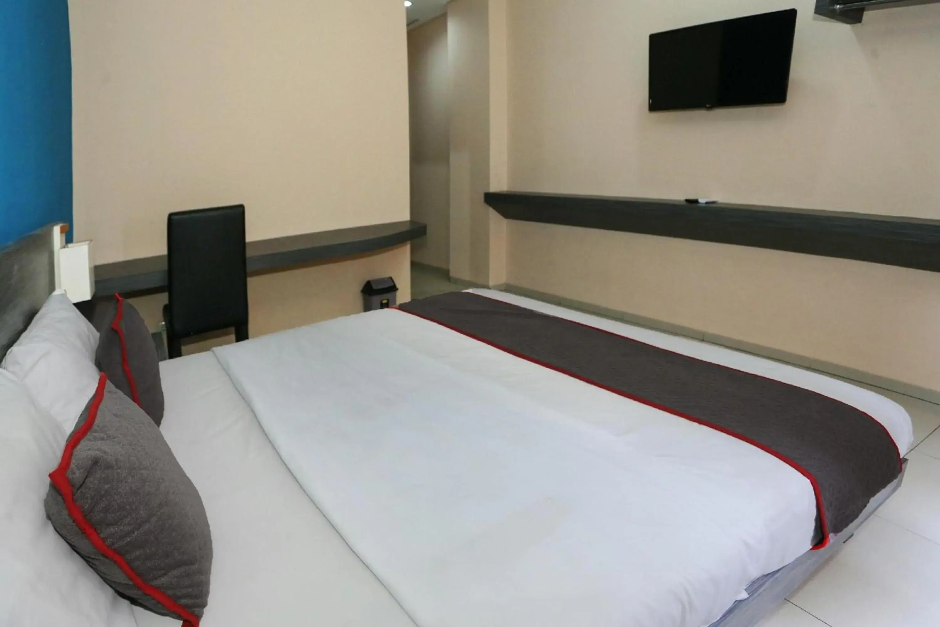 Photo of the whole room, Bed in Super OYO Townhouse OAK Hotel Fiducia Pondok Gede Photo of the whole room, Bed in Super OYO Townhouse OAK Hotel Fiducia Pondok Gede