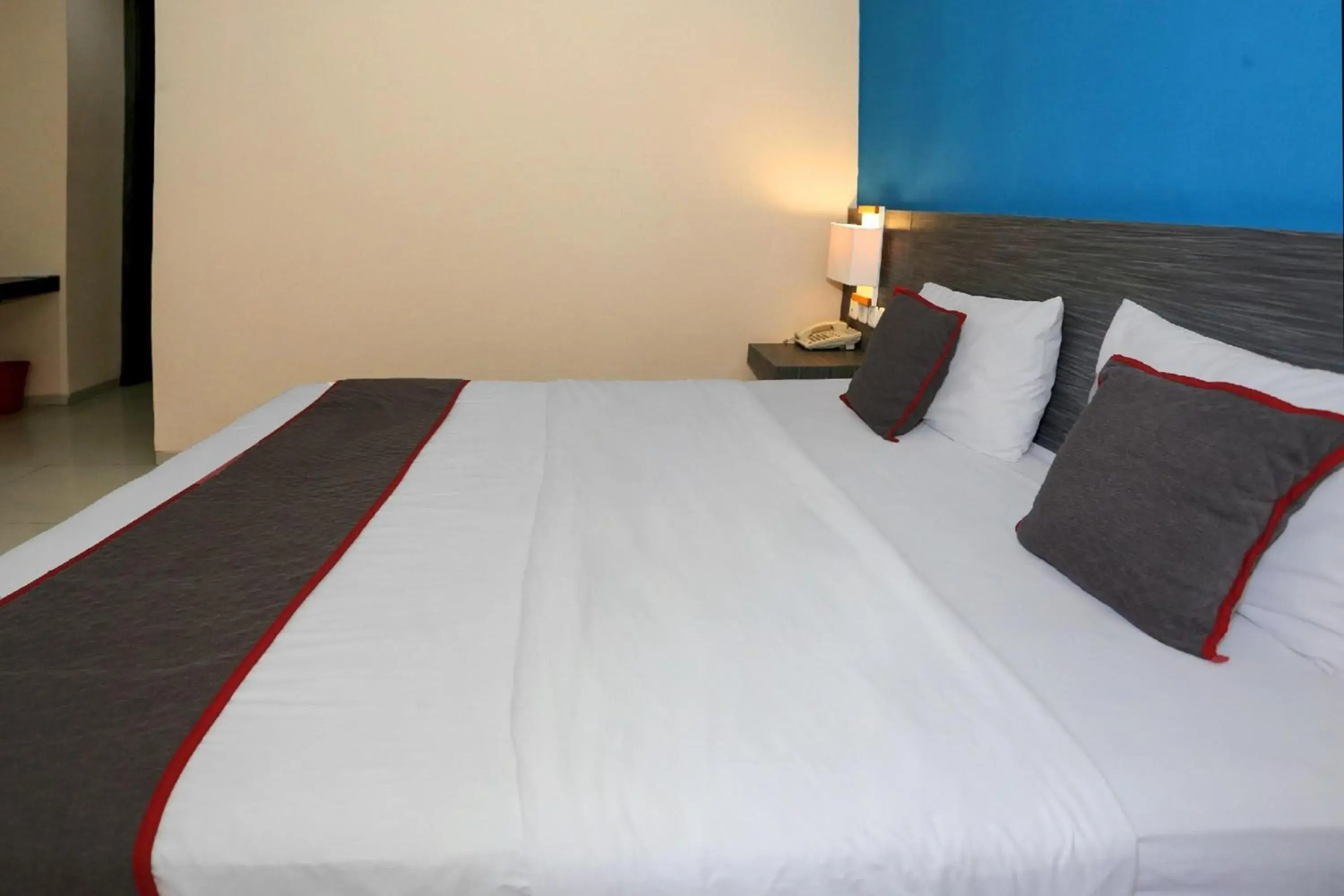 Photo of the whole room, Bed in Super OYO Townhouse OAK Hotel Fiducia Pondok Gede Photo of the whole room, Bed in Super OYO Townhouse OAK Hotel Fiducia Pondok Gede