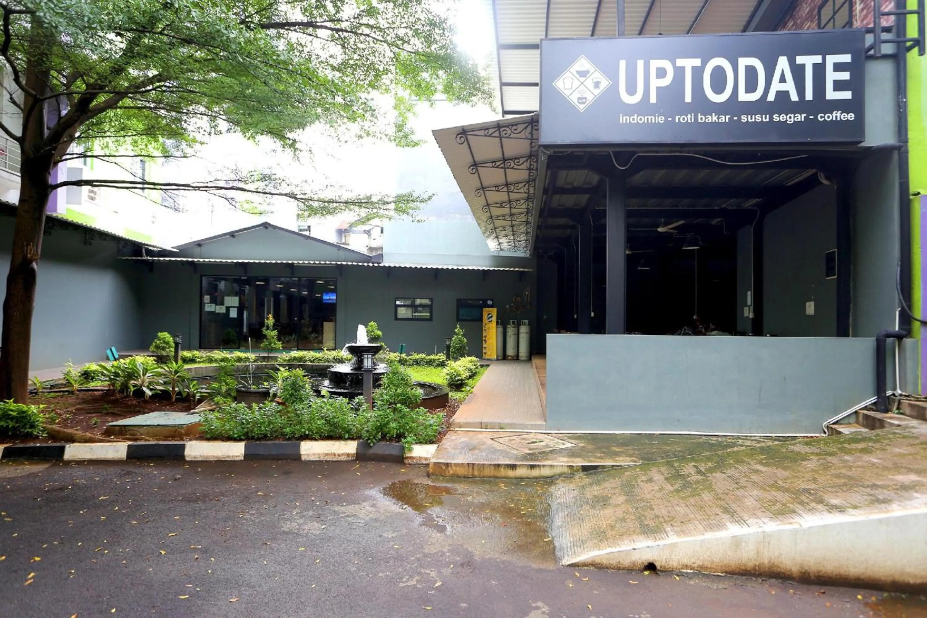 Restaurant/places to eat in Super OYO Townhouse OAK Hotel Fiducia Pondok Gede