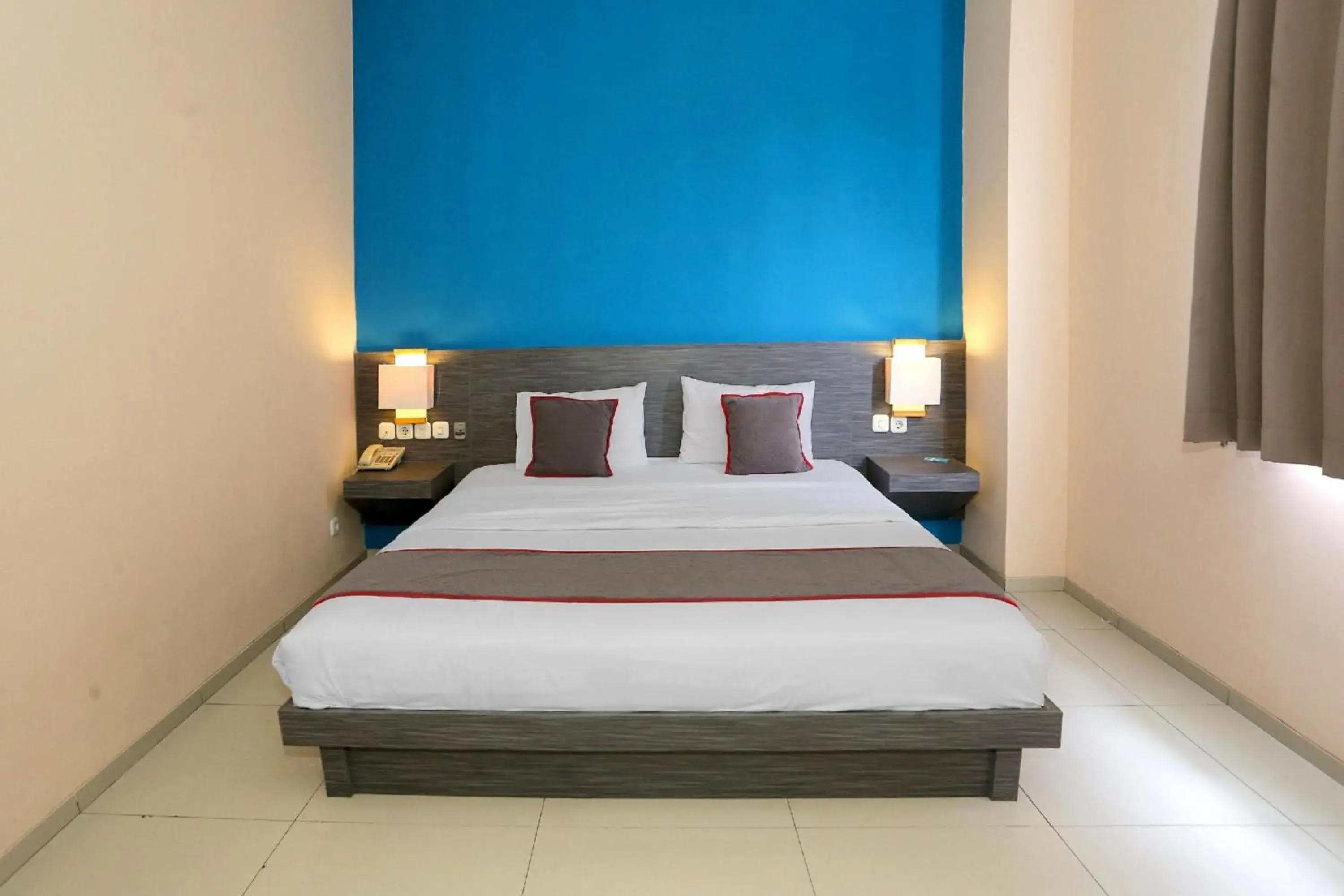 Photo of the whole room, Bed in Super OYO Townhouse OAK Hotel Fiducia Pondok Gede Photo of the whole room, Bed in Super OYO Townhouse OAK Hotel Fiducia Pondok Gede