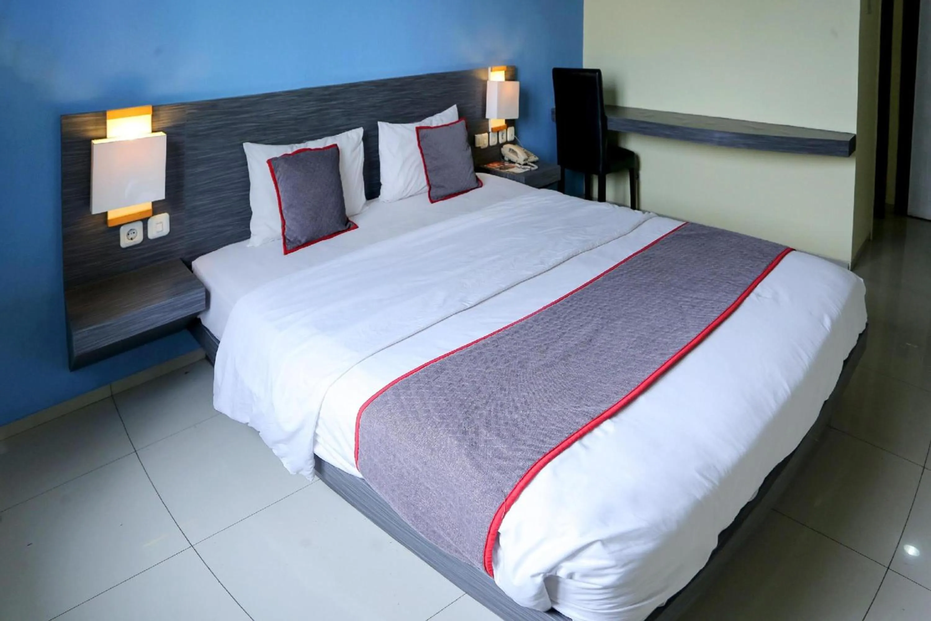 Photo of the whole room, Bed in Super OYO Townhouse OAK Hotel Fiducia Pondok Gede