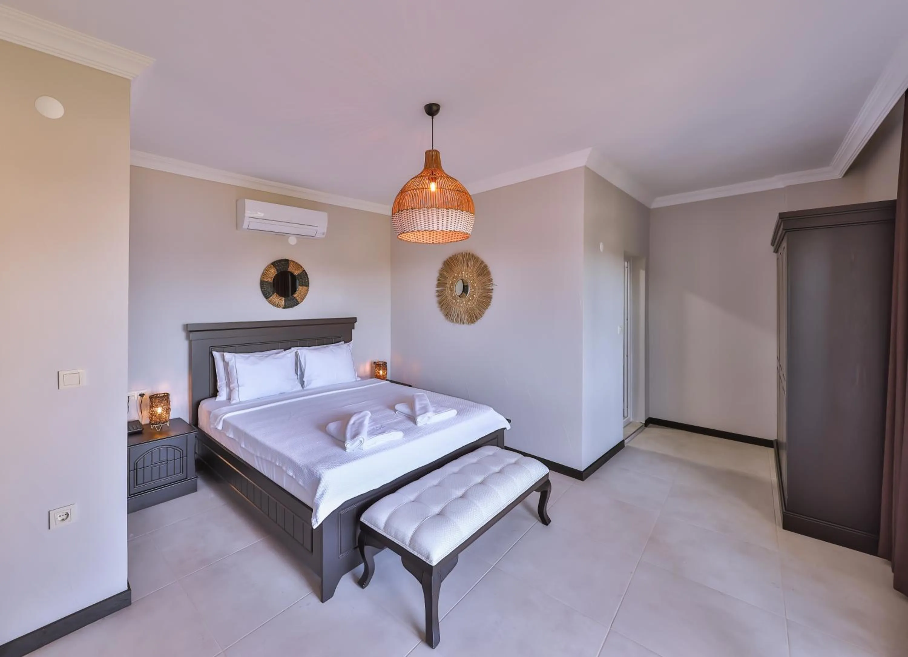 Photo of the whole room, Bed in Hill House Adult Only