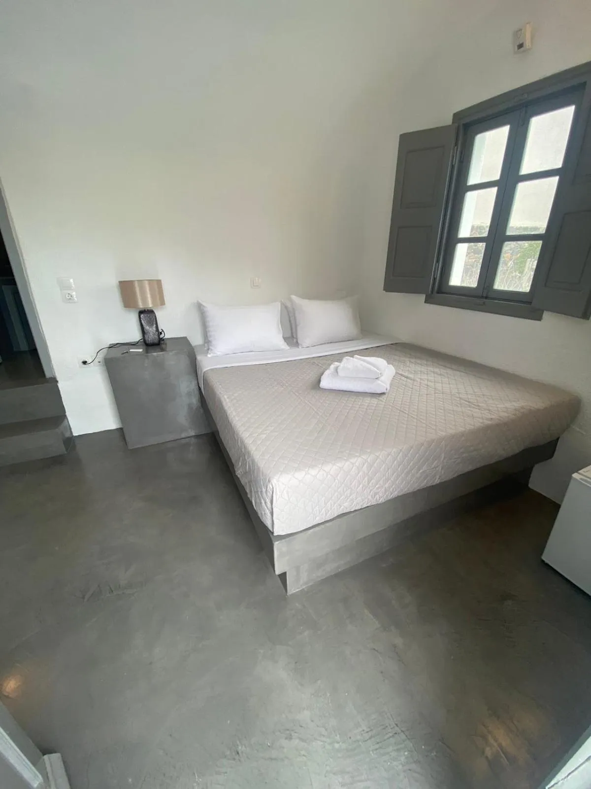 Bed in AQUA SERENITY LUXURY SUITES SANTORINI