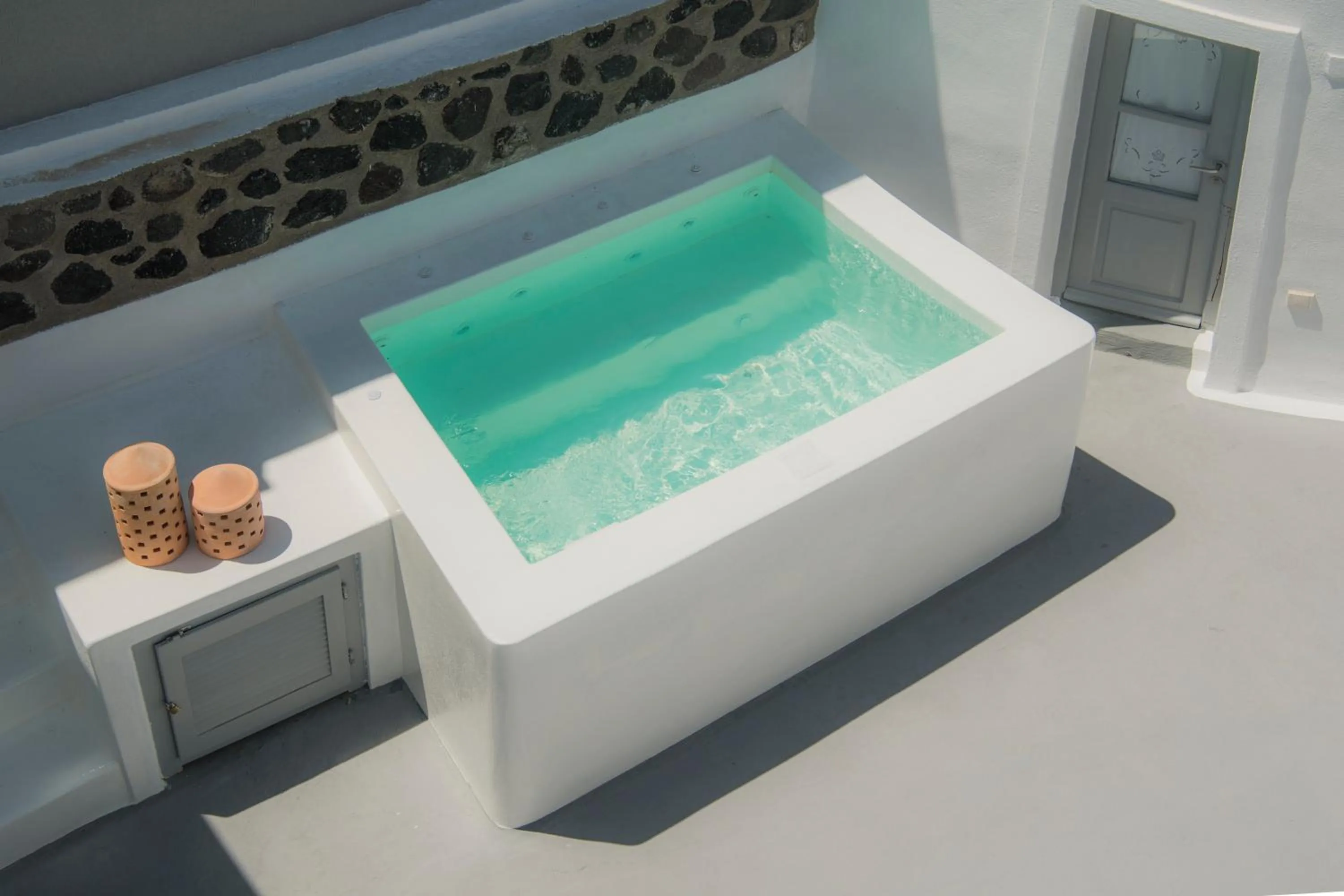 Hot Tub in AQUA SERENITY LUXURY SUITES SANTORINI
