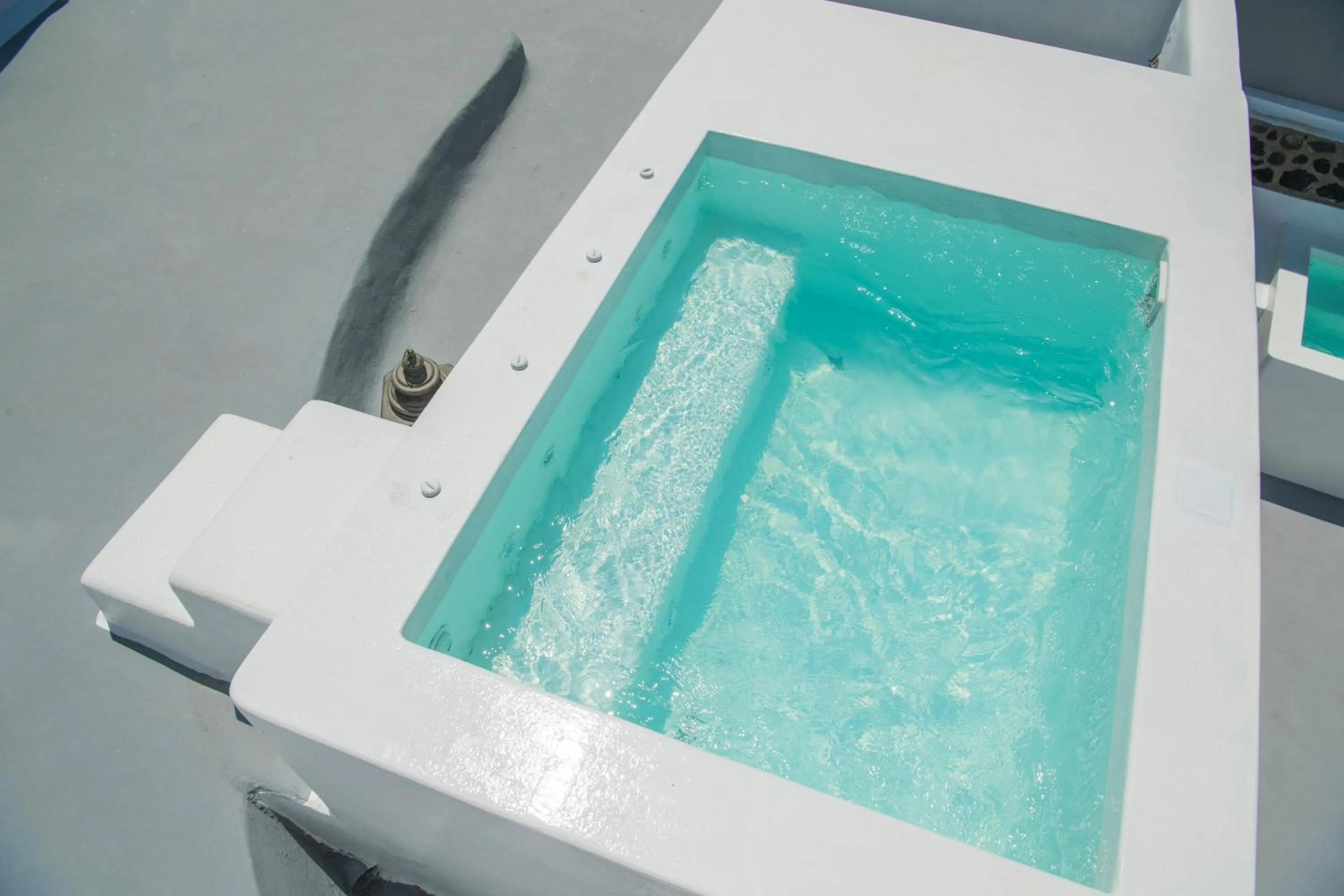 Hot Tub in AQUA SERENITY LUXURY SUITES SANTORINI