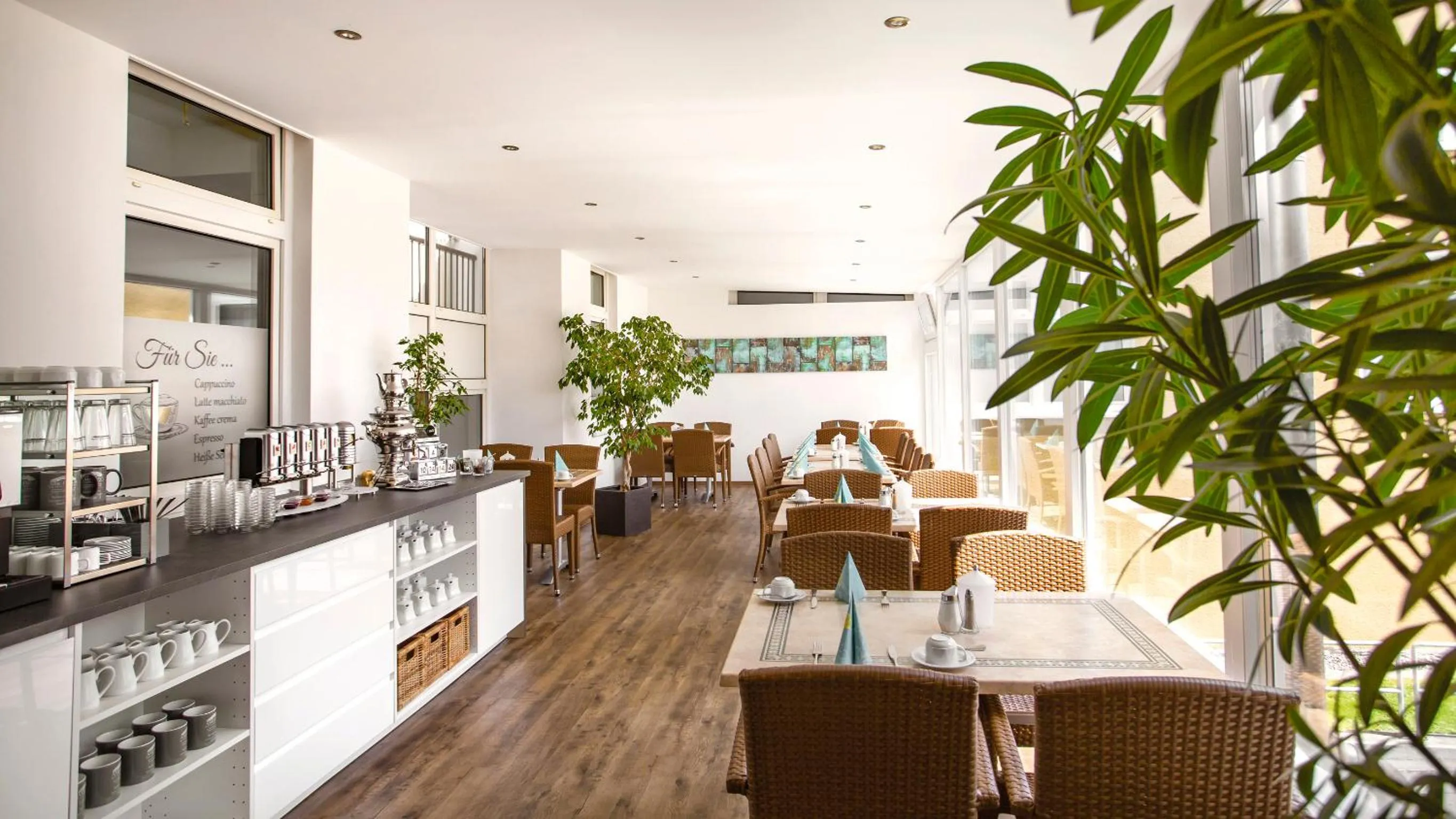 Restaurant/places to eat in Hotel Amerika