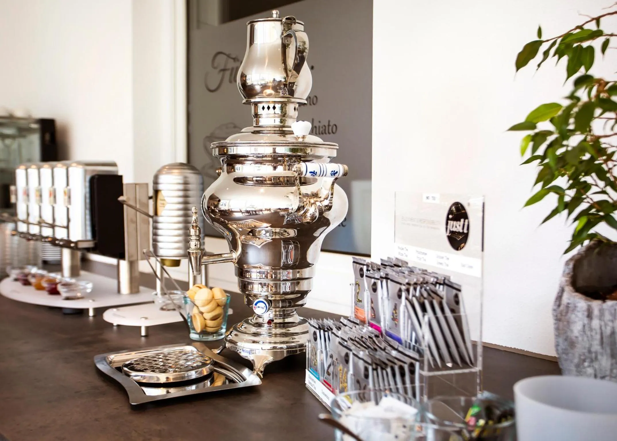 Restaurant/places to eat in Hotel Amerika