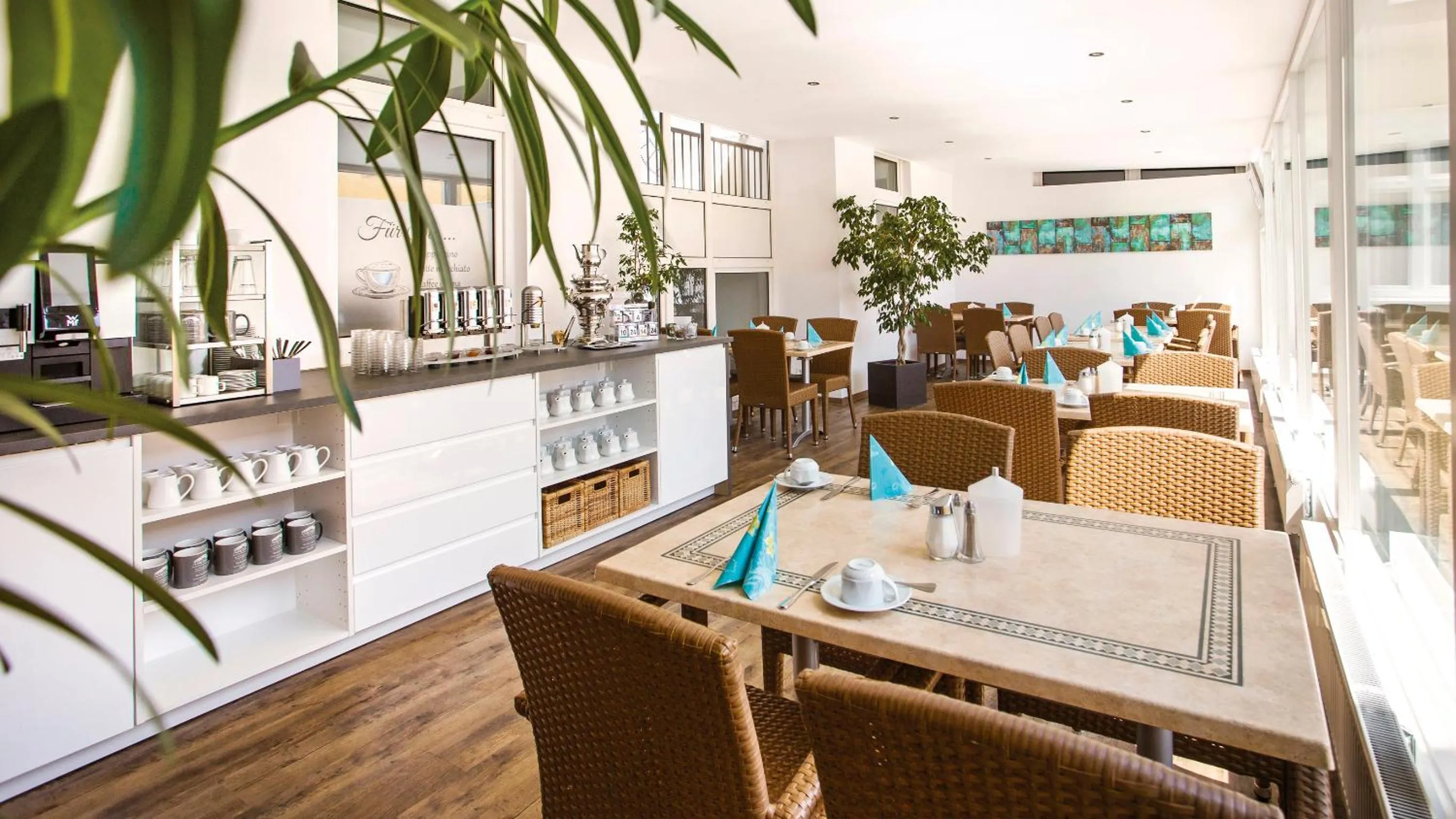 Restaurant/places to eat in Hotel Amerika